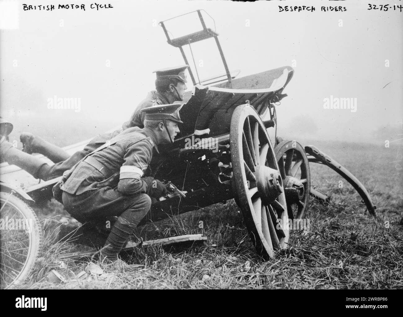 Britische Motorradfahrer, Foto zeigt britische Militärboten mit Fahrzeug während des Ersten Weltkriegs, 27. Oktober 1914, Weltkrieg, 1914-1918, Glasnegative, 1 negativ: Glas Stockfoto