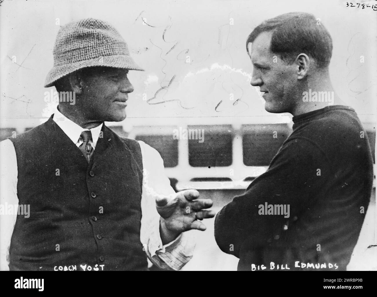 Coach Yost, Big Bill Edmunds, Foto zeigt Fielding Harris Yost (1871–1946) und William Philip Edmunds (1885–1977). Beide Männer waren Fußballspieler und Trainer. 1910 und ca. 1915, Glasnegative, 1 negativ: Glas Stockfoto