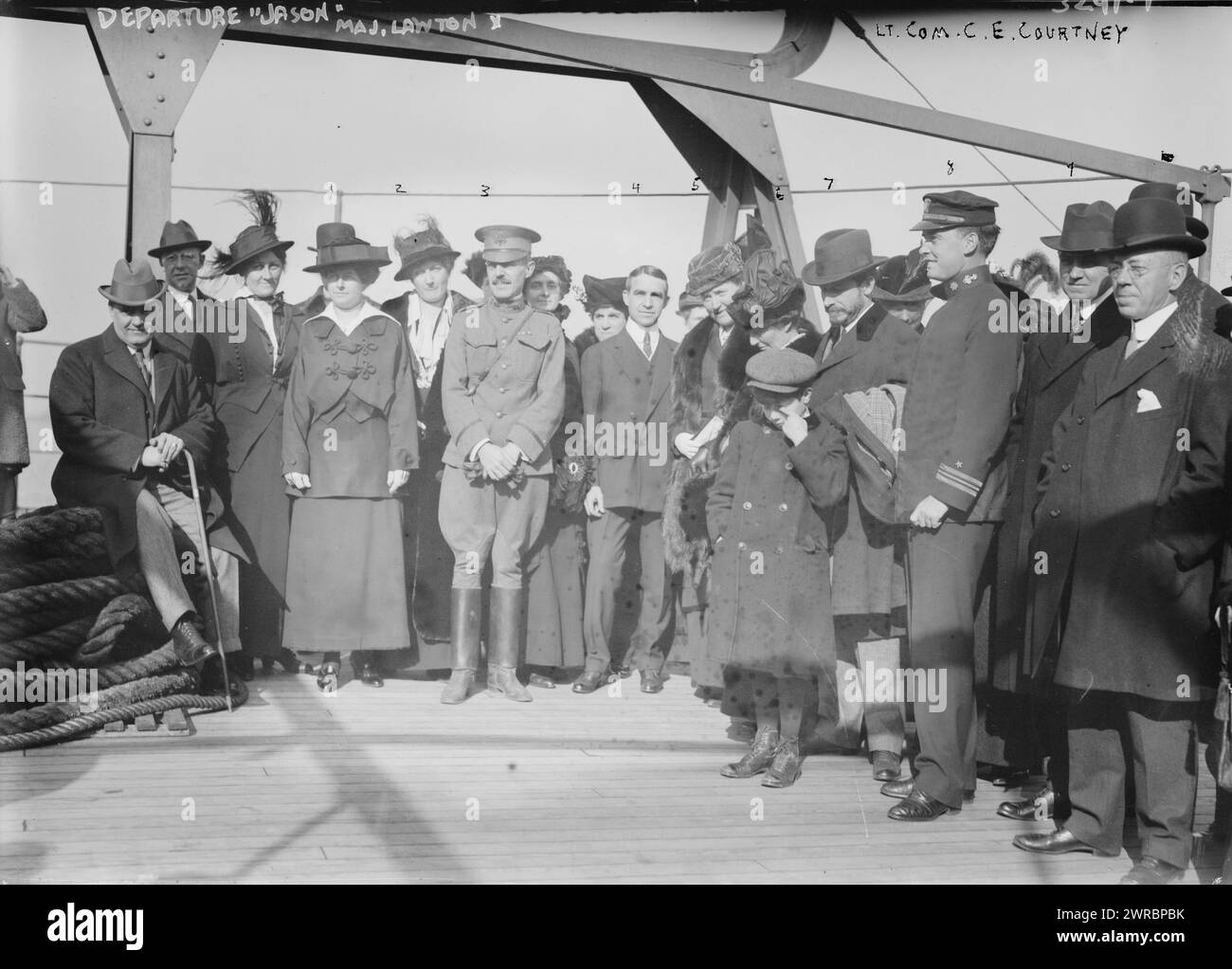 Abreise von JASON: Mrs. Chas. Saltzman, Mrs. Lawton, Major Lawton, C.O. Laughlin, Mrs. L. Wood, Frau W. Draper, G. McAneny, G.R. Adamson, Lt. C.E. Courtney, Foto zeigt die Abreise der US-amerikanischen Jason, die am 14. November 1914 von New York aus segelte und etwa 6 Millionen Geschenke für die Kinder Europas trug, die vom Ersten Weltkrieg betroffen waren Zu den dargestellten Personen gehören: Frau Leonard Wood, Ehefrau des Befehlshabers der Armee des Ostens; Frau W.K. Draper (Helen Fidelia Draper), Leiter des New Yorker Kapitels des Roten Kreuzes; George McAneny Stockfoto