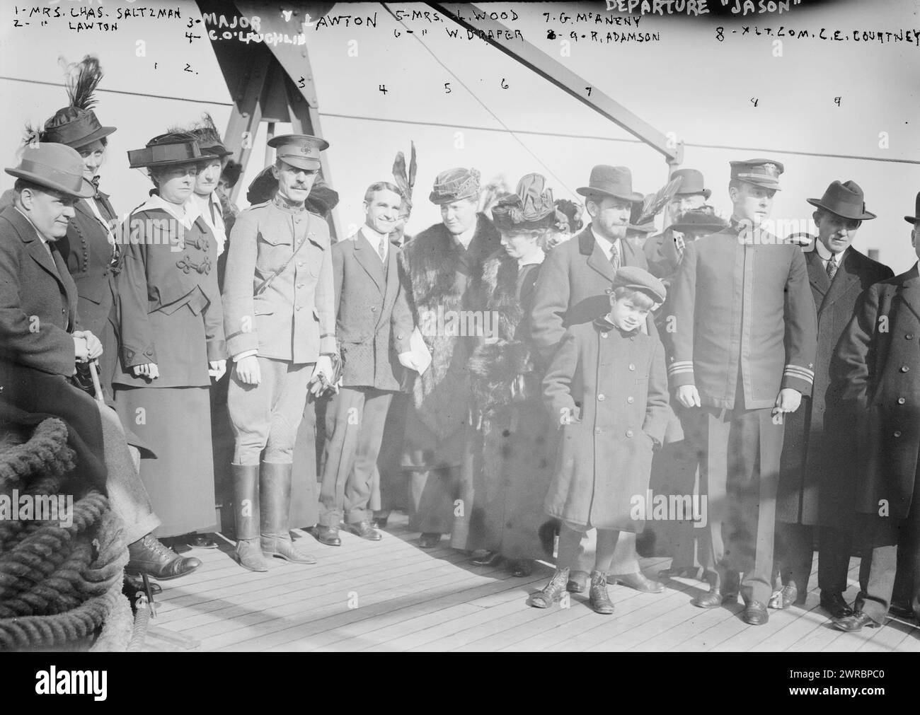 Abreise von JASON: Mrs. Chas. Saltzman, Mrs. Lawton, Major Lawton, C.O. Laughlin, Mrs. L. Wood, Frau W. Draper, G. McAneny, G.R. Adamson, Lt. C.E. Courtney, Foto zeigt Menschen auf den USA Jason, der am 14. November 1914 von New York aus segelte und etwa 6 Millionen Geschenke für die Kinder Europas trug, die vom Ersten Weltkrieg betroffen waren Zu den dargestellten Personen gehören: Frau Leonard Wood, Ehefrau des Befehlshabers der Armee des Ostens; Frau W.K. Draper (Helen Fidelia Draper), Leiter des New Yorker Kapitels des Roten Kreuzes; George McAneny Stockfoto