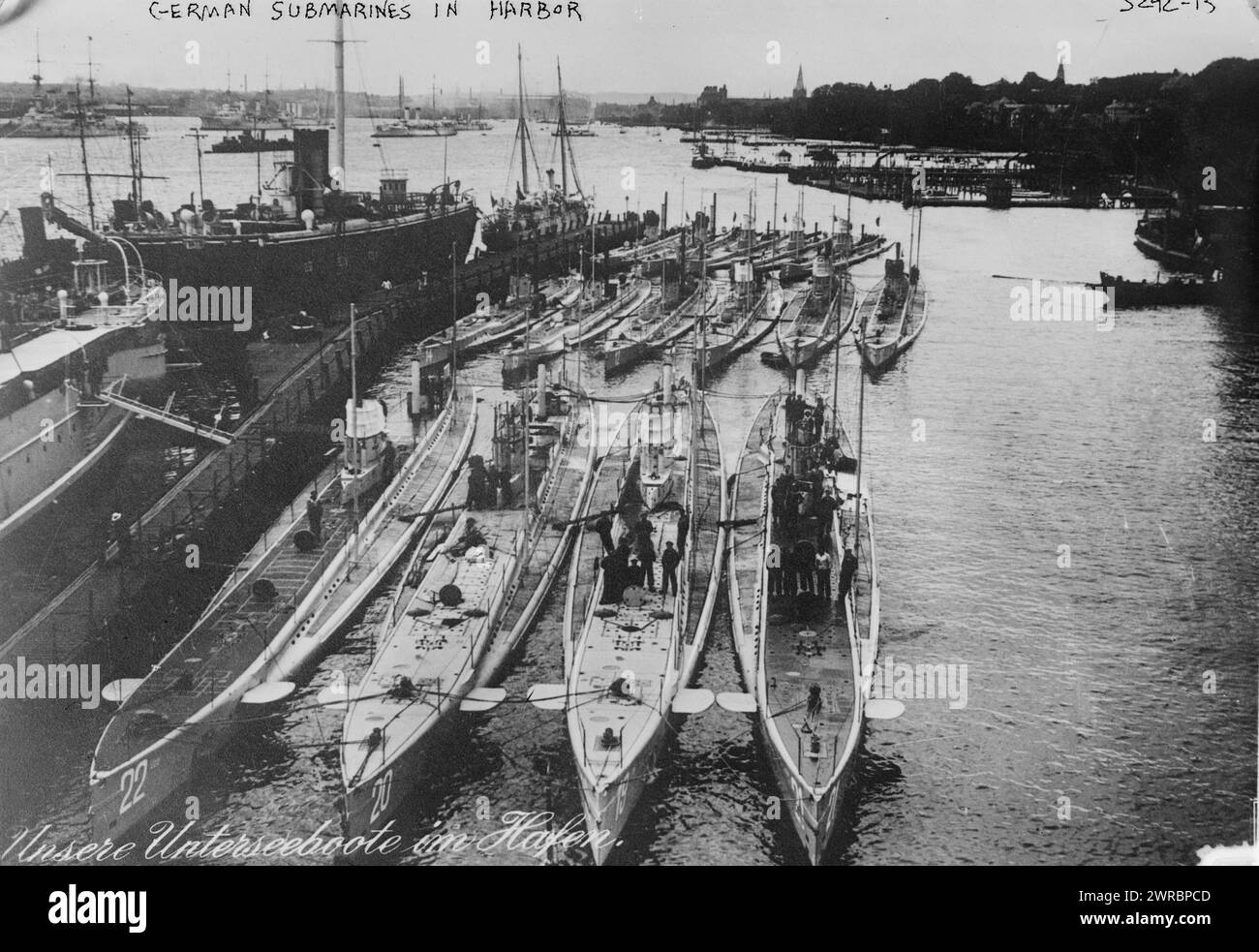 Deutsche U-Boote im Hafen, Foto zeigt deutsche U-Boote in einem Hafen. Erste Reihe (von links nach rechts): U-22, U-20 (versank die Lusitania), U-19 und U-21. Hintere Reihe (von links nach rechts): U-14, U-10 und U-12, zwischen ca. 1914 und ca. 1915, Weltkrieg, 1914-1918, Glasnegative, 1 negativ: Glas Stockfoto