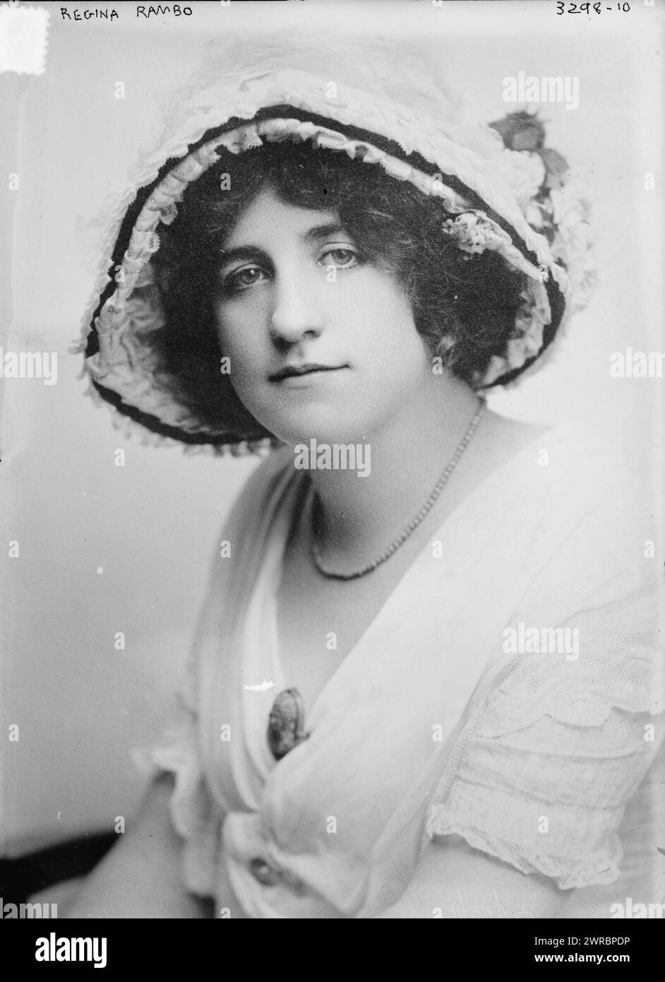 Regina Rambo, Foto zeigt Regina Elizabeth Rambo Benson, die erste Frau, die in einem Tourenwagen durch den Bundesstaat Georgia gefahren ist. 1910 und ca. 1915, Glasnegative, 1 negativ: Glas Stockfoto