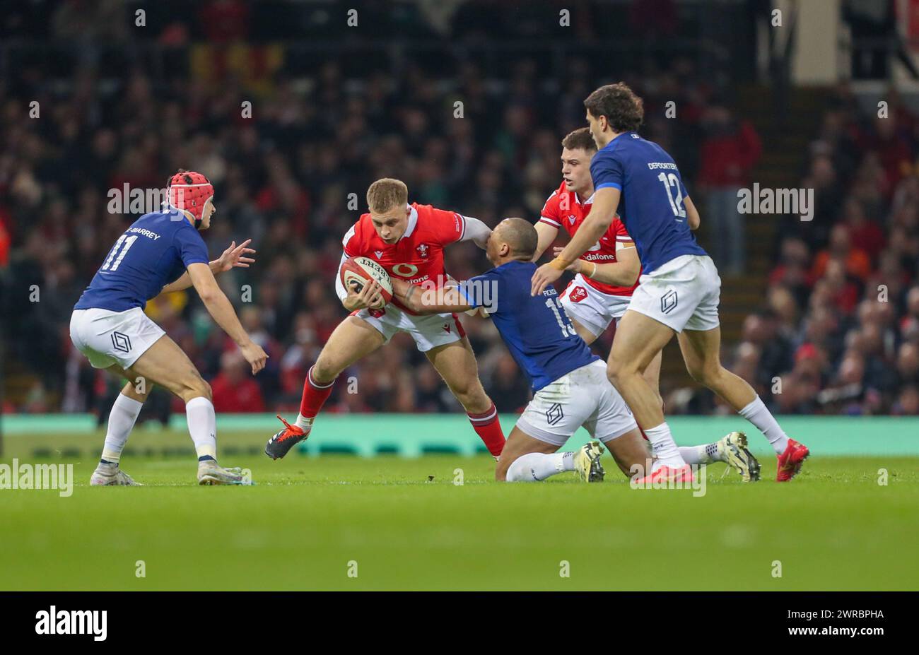 10. März 2024; Principality Stadium, Cardiff, Wales: Six Nations International Rugby, Wales gegen Frankreich; Cameron Winnett von Wales wird von Gael Fickou aus Frankreich angegriffen Stockfoto