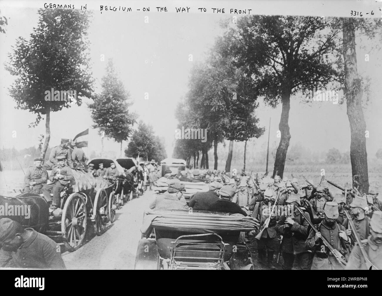 Deutsche in Belgien, auf dem Weg zur Front, Foto zeigt deutsche Soldaten auf der Straße in Belgien während des Ersten Weltkriegs, zwischen ca. 1914 und ca. 1915, Weltkrieg, 1914-1918, Glasnegative, 1 negativ: Glas Stockfoto