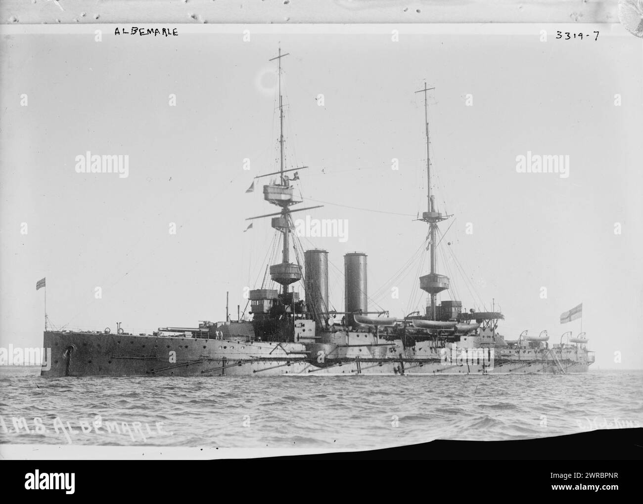 ALBEMARLE, Foto zeigt die H.M.S. Albemarle, ein Schlachtschiff der britischen Royal Navy, das von 1901 bis 1919 im Dienst war. 1910 und ca. 1915, Glasnegative, 1 negativ: Glas Stockfoto