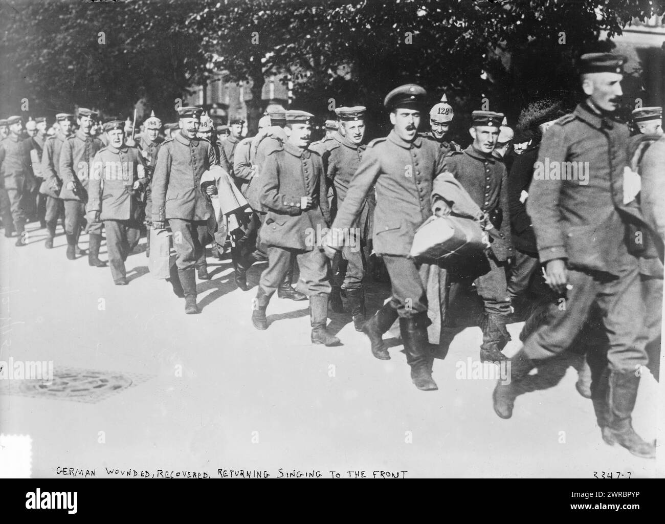 Deutsche Verwundete, erholte, wieder singend an die Front, Foto zeigt deutsche Soldaten, die während des Ersten Weltkriegs auf der Straße marschieren und singen, zwischen ca. 1914 und ca. 1915, Weltkrieg, 1914-1918, Glasnegative, 1 negativ: Glas Stockfoto