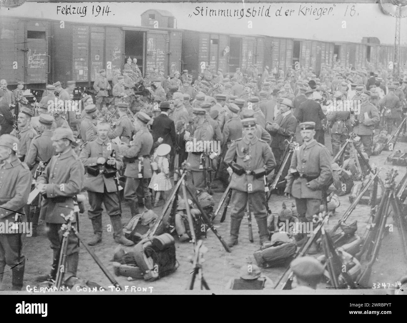 Die Deutschen gehen nach vorne, Foto zeigt deutsche Soldaten vor Eisenbahnwaggons, die im Ersten Weltkrieg kämpfen, 1914, Weltkrieg, 1914-1918, Glasnegative, 1 negativ: Glas Stockfoto