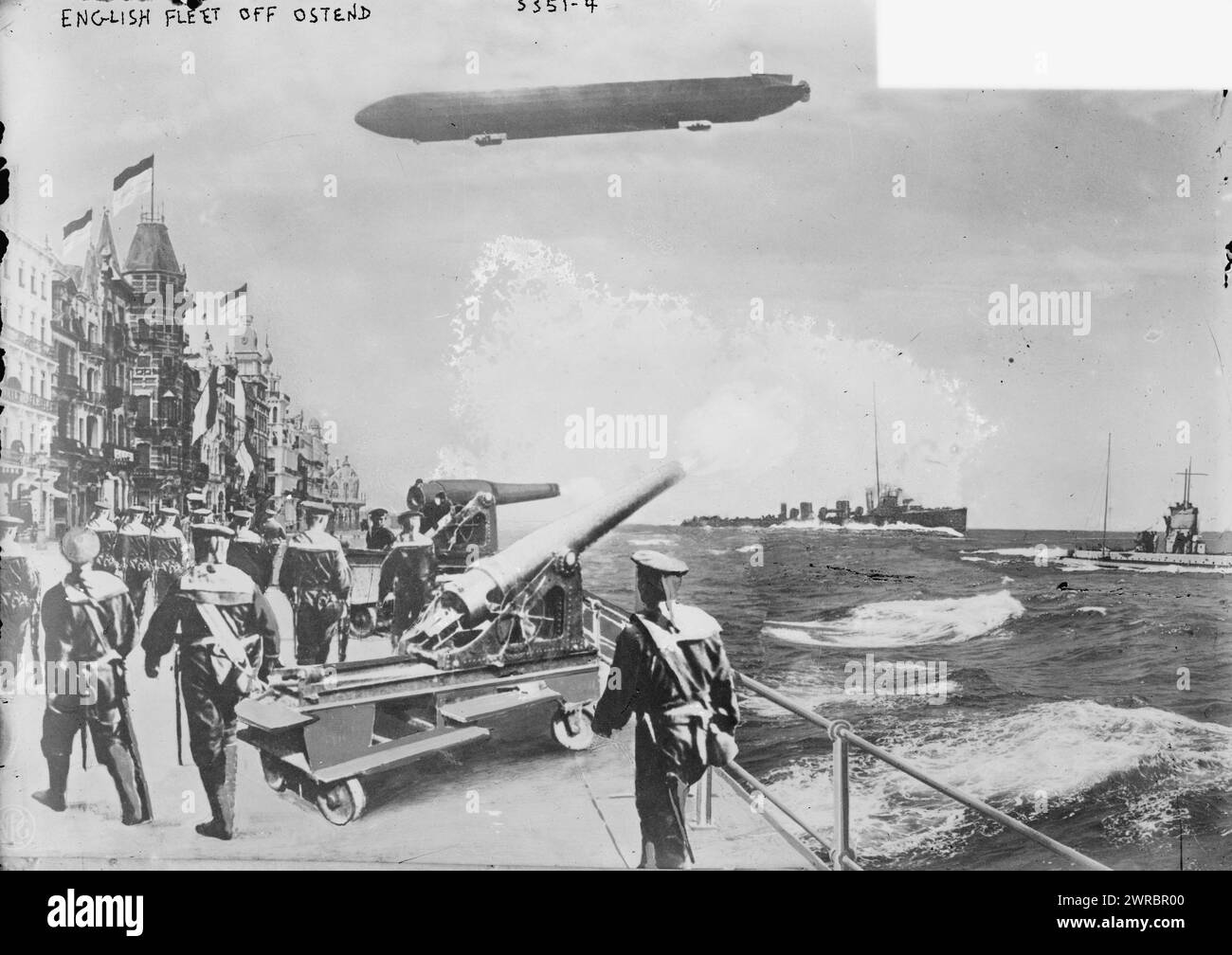 Englische Flotte vor Ostende, Foto zeigt deutsche Soldaten mit Gewehren an Land und britische Kriegsschiffe vor der Küste des von Deutschland besetzten Ostendes, Belgien, während des Ersten Weltkriegs, zwischen ca. 1914 und ca. 1915, Weltkrieg, 1914-1918, Glasnegative, 1 negativ: Glas Stockfoto