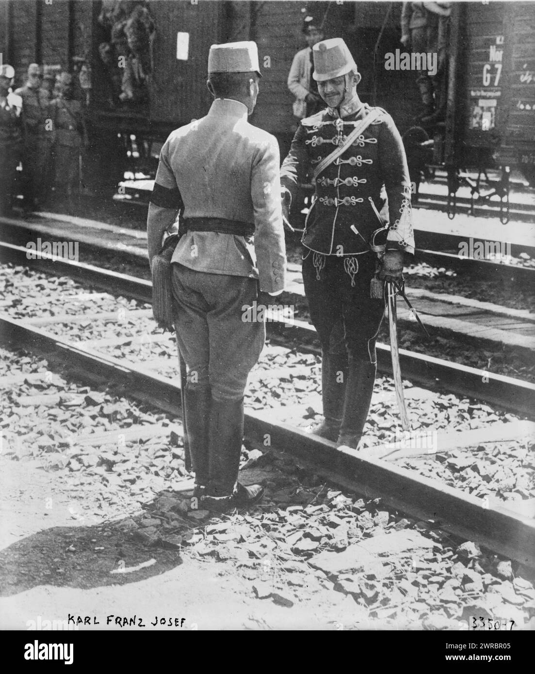 Karl Franz Josef, Foto zeigt Karl Franz Joseph (Karl I. von Österreich) (1887–1922) mit einem Soldaten während des Ersten Weltkriegs, zwischen ca. 1910 und ca. 1915, Weltkrieg, 1914-1918, Glasnegative, 1 negativ: Glas Stockfoto