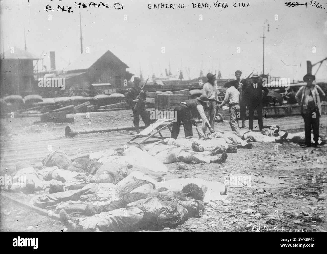 Tote sammeln, Vera Cruz, Foto zeigt, dass Leichen versammelt werden. Die US-Besetzung von Veracruz, Mexiko, fand während der mexikanischen Revolution statt. Die US-Truppen drangen am 21. April 1914 in die Stadt ein und blieben bis zum 1914. November 1914 in Vera Cruz, Glass negative, 1 negative: Glass Stockfoto