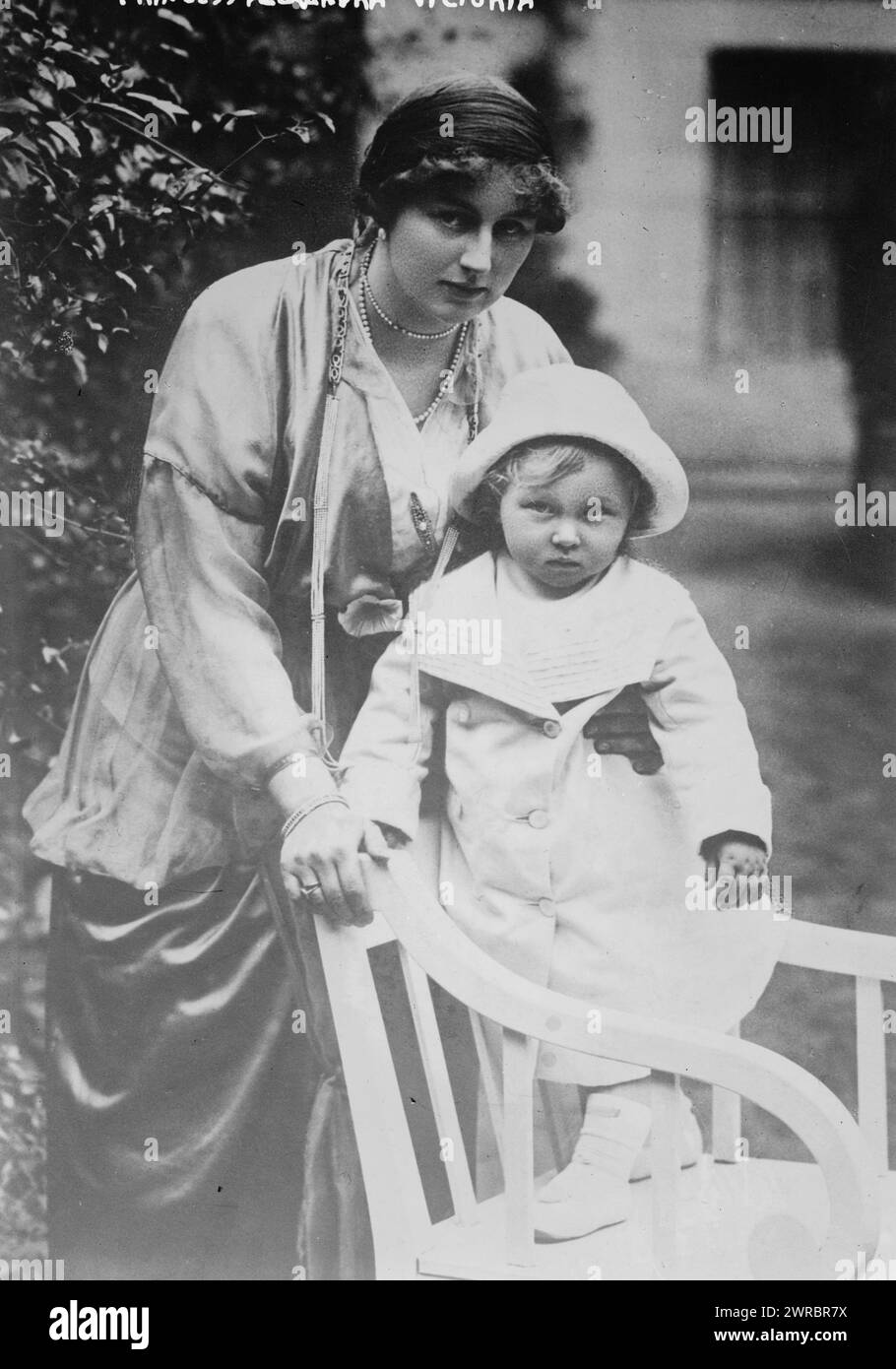 Prinzessin Alexandra Victoria, Foto zeigt Prinzessin Alexandra Victoria von Schleswig-Holstein-Sonderburg-Glücksburg (1887-1957) mit ihrem Sohn Prinz Alexander Ferdinand von Preußen (1912-1985)., zwischen ca. 1915 und 1917, Glasnegative, 1 negativ: Glas Stockfoto