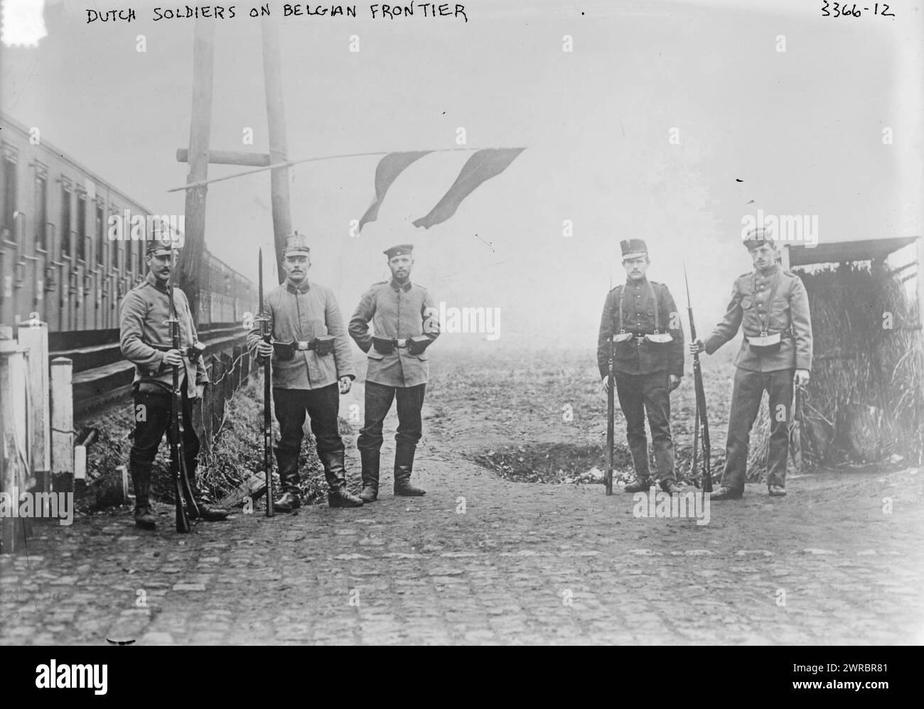 Niederländische Soldaten an der belgischen Grenze, Foto zeigt Soldaten während des Ersten Weltkriegs, zwischen 1914 und ca. 1915, Weltkrieg, 1914-1918, Glasnegative, 1 negativ: Glas Stockfoto