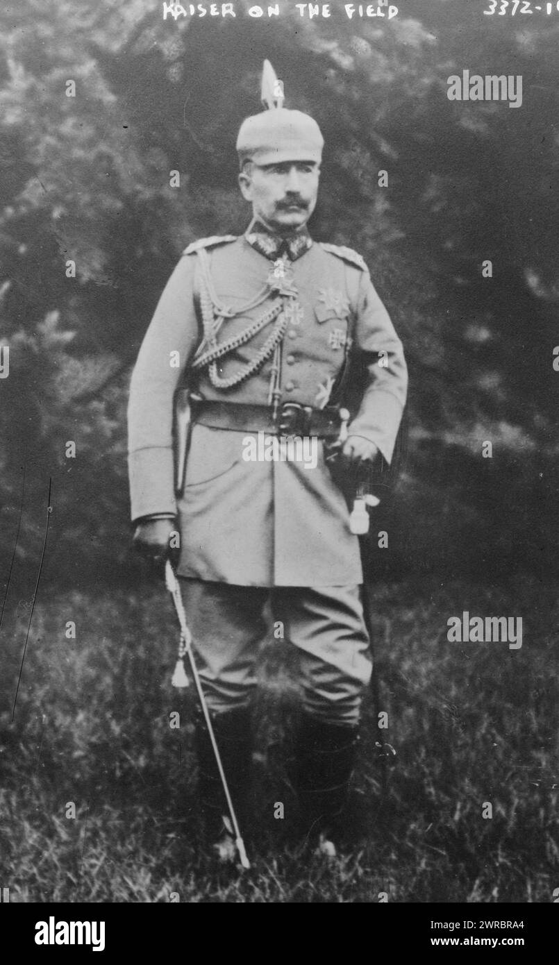 Kaiser auf dem Feld, Foto zeigt Kaiser Wilhelm II. (1859–1941), den letzten deutschen Kaiser und König von Preußen., zwischen ca. 1910 und ca. 1915, Glasnegative, 1 negativ: Glas Stockfoto