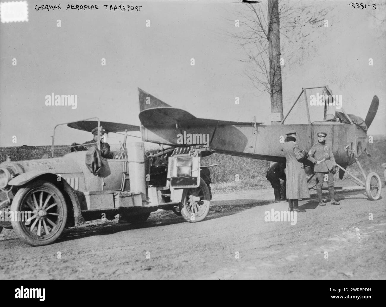 Deutscher Flugzeugtransport, Foto zeigt ein deutsches Flugzeug, das während des Ersten Weltkriegs mit einem Fahrzeug transportiert wurde, 13. April 1915, Weltkrieg, 1914-1918, Glasnegative, 1 negativ: Glas Stockfoto