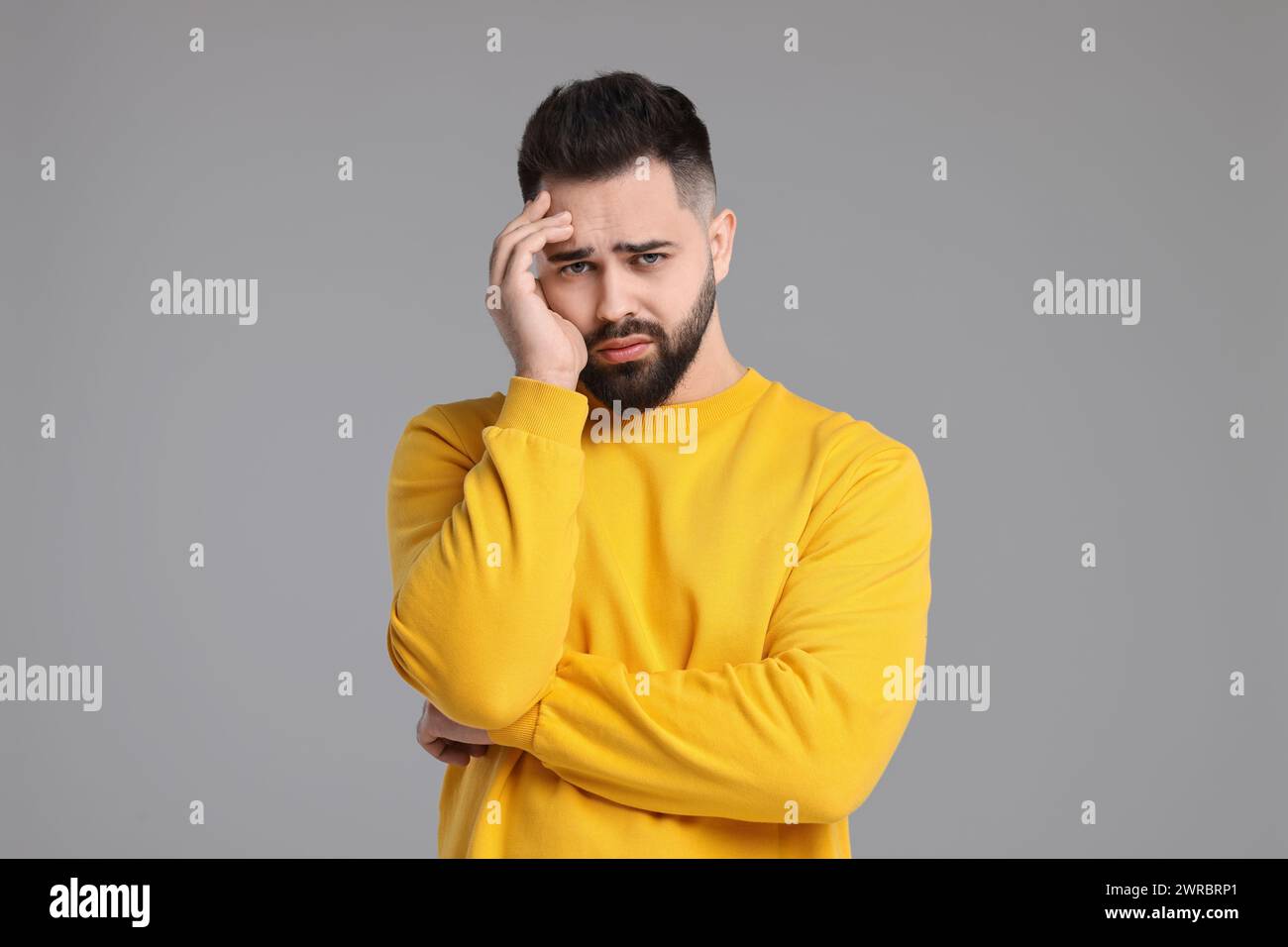 Porträt eines traurigen Mannes auf hellgrauem Hintergrund Stockfoto
