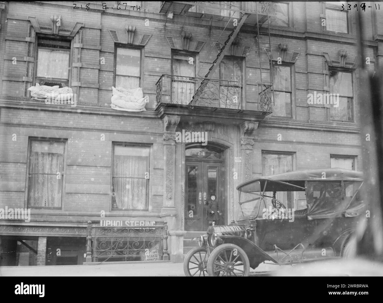 218 E. 67th, Foto zeigt New York City, Heimat eines der italienischen anarchistischen Bomber, die die St. Patrick's Cathedral am 2. März 1915., 1915, Glas negative, 1 negativ: Glas Stockfoto