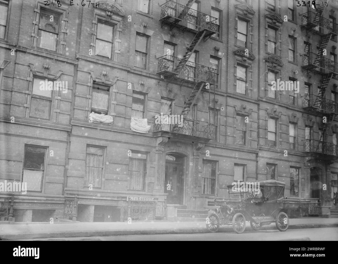 218 E. 67th, Foto zeigt New York City, Heimat eines der italienischen anarchistischen Bomber, die die St. Patrick's Cathedral am 2. März 1915., 1915, Glas negative, 1 negativ: Glas Stockfoto