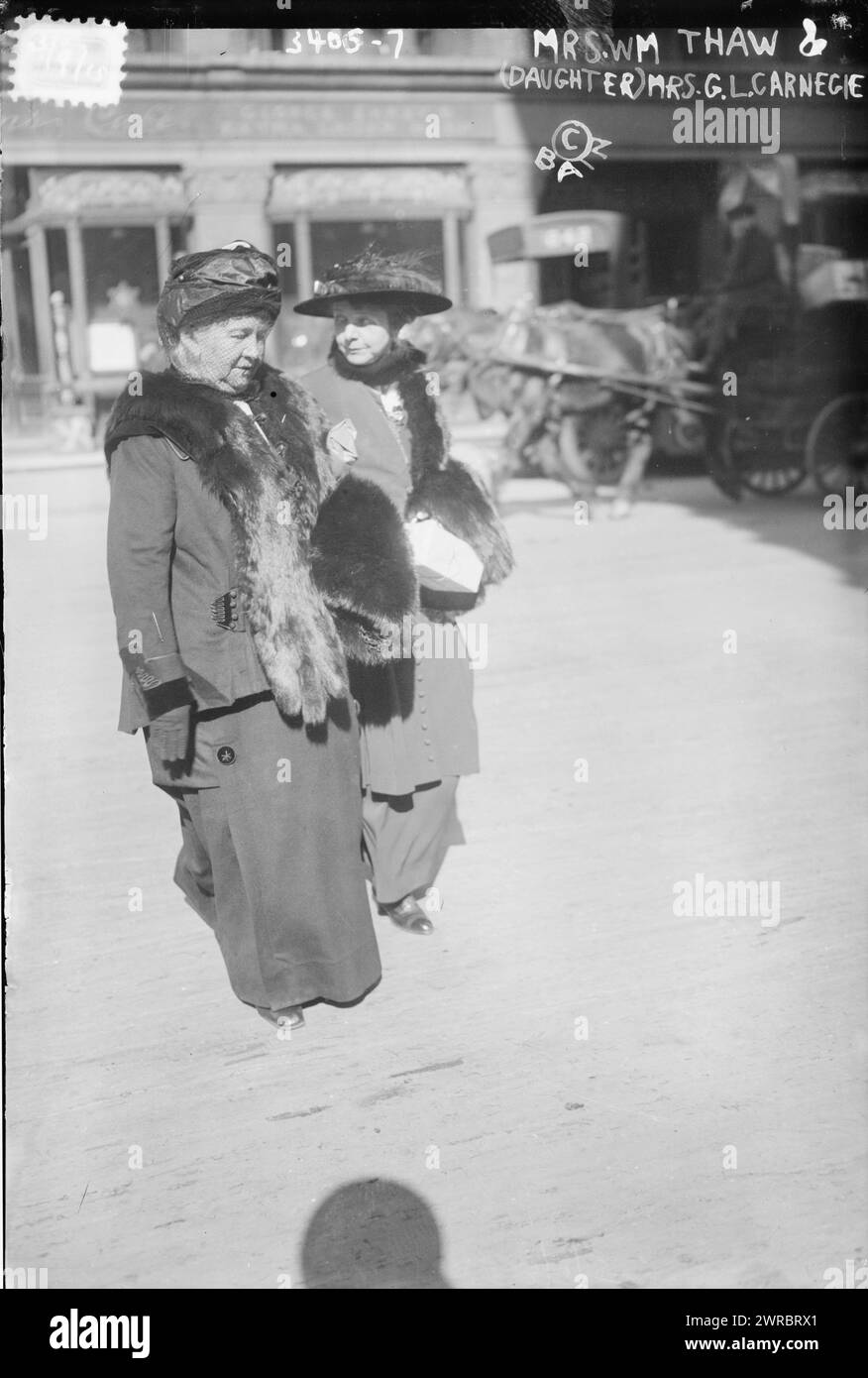 Frau Wm. Taut und (Tochter) Mrs. G.L. Carnegie, Foto zeigt Mary Sibbet Copley Taut (1843–1929) (links) mit ihrer Tochter Margaret Copley Taut Carnegie (1877–1942), die später die Countess de Perigny war., 9. März 1915, Glass negative, 1 negative: Glass Stockfoto