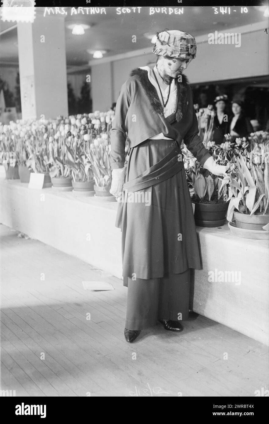 Mrs. Arthur Scott Burden, Foto zeigt die Sozialistin und Kunstsammlerin Mrs. Arthur Scott Burden (1884–1966), ehemals die ehrenwerte Cynthia Burke Roche aus London. 1910 und ca. 1915, Glasnegative, 1 negativ: Glas Stockfoto
