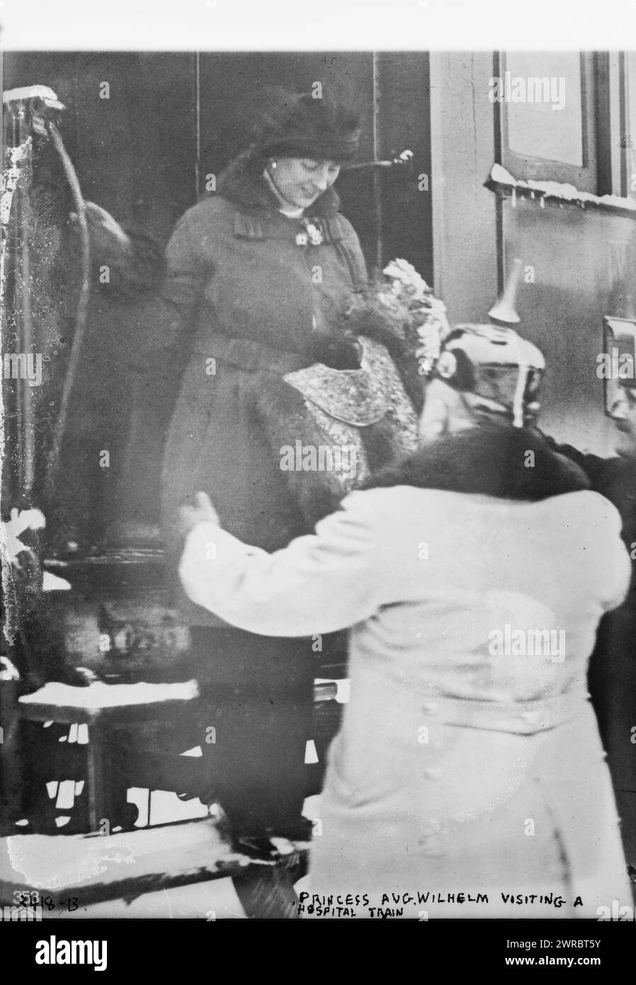 Prinzessin Aug Wilhelm besucht einen Krankenhauszug, Foto zeigt wahrscheinlich Victoria Louise von Preußen (die Herzogin von Braunschweig), Tochter Wilhelms II Kaiser von Deutschland stieg während des Ersten Weltkriegs aus einem Zug aus, zwischen 1914 und ca. 1915, Weltkrieg, 1914-1918, Glasnegative, 1 negativ: Glas Stockfoto