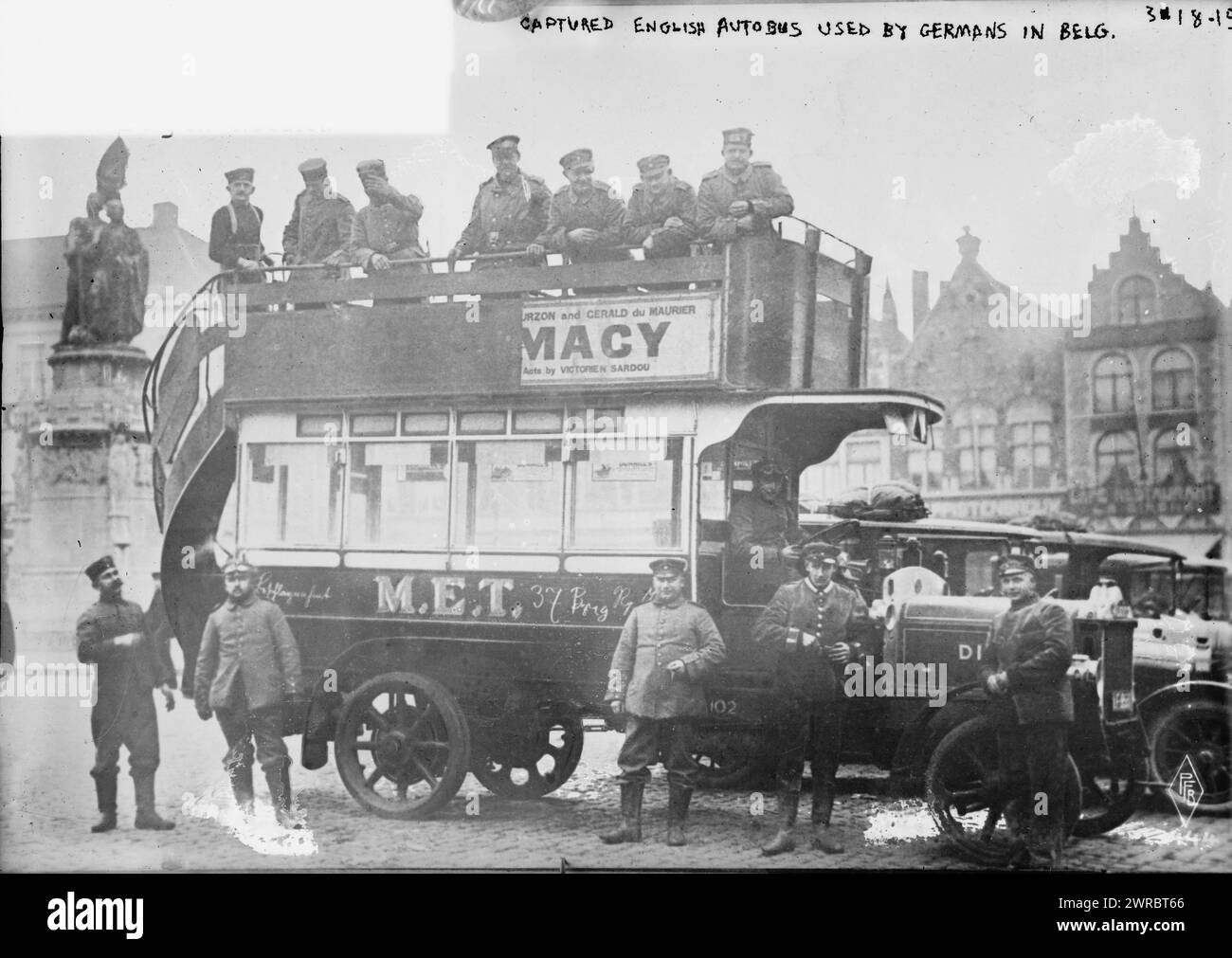 Ein englischer Autobus, der von Deutschen in Belg benutzt wurde. Das Foto zeigt deutsche Soldaten in einem gefangengenommenen englischen Bus auf dem Marktplatz in Brügge, Belgien, während des Ersten Weltkriegs Die Statue im Hintergrund stellt Jan Breydel und Pieter de Coninck dar, zwischen 1914 und ca. 1915, Weltkrieg, 1914-1918, Glasnegative, 1 negativ: Glas Stockfoto