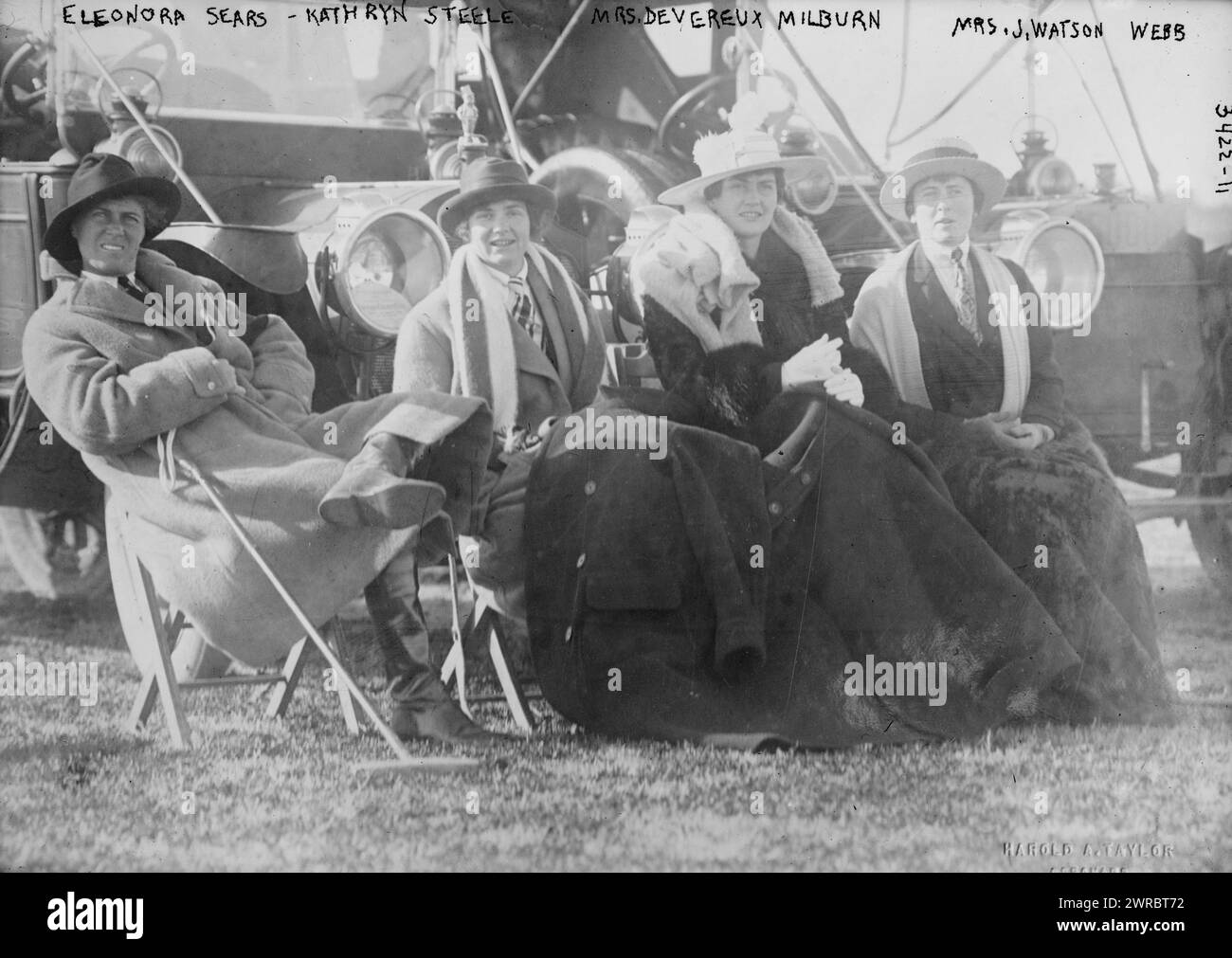 Eleonora Sears, Kathryn Steele, Mrs. Devereux Milburn, Mrs. J. Watson Webb, Foto zeigt (von links nach rechts) Eleonora Randolph Sears (1881–1968), Katheryn N. Steele, ihre Schwester Nancy Steele Milburn und Electra Havemayer Webb (1888–1960)., zwischen ca. 1910 und ca. 1915, Glasnegative, 1 negativ: Glas Stockfoto