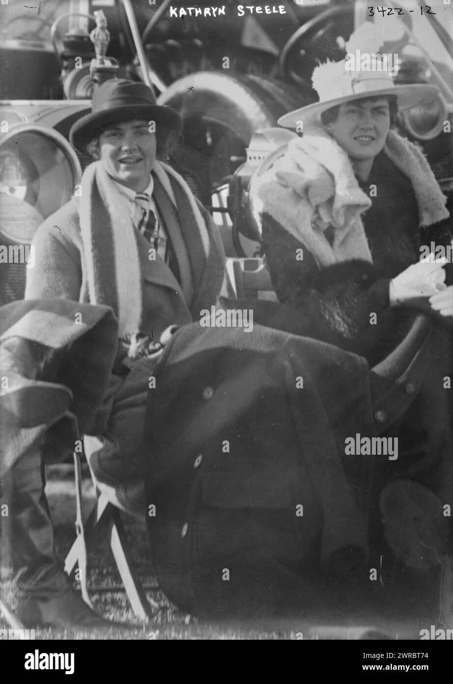 Kathryn Steele, Foto zeigt (von links nach rechts), Kathryn N. Steele und ihre Schwester Nancy Steele Milburn., zwischen ca. 1910 und ca. 1915, Glasnegative, 1 negativ: Glas Stockfoto