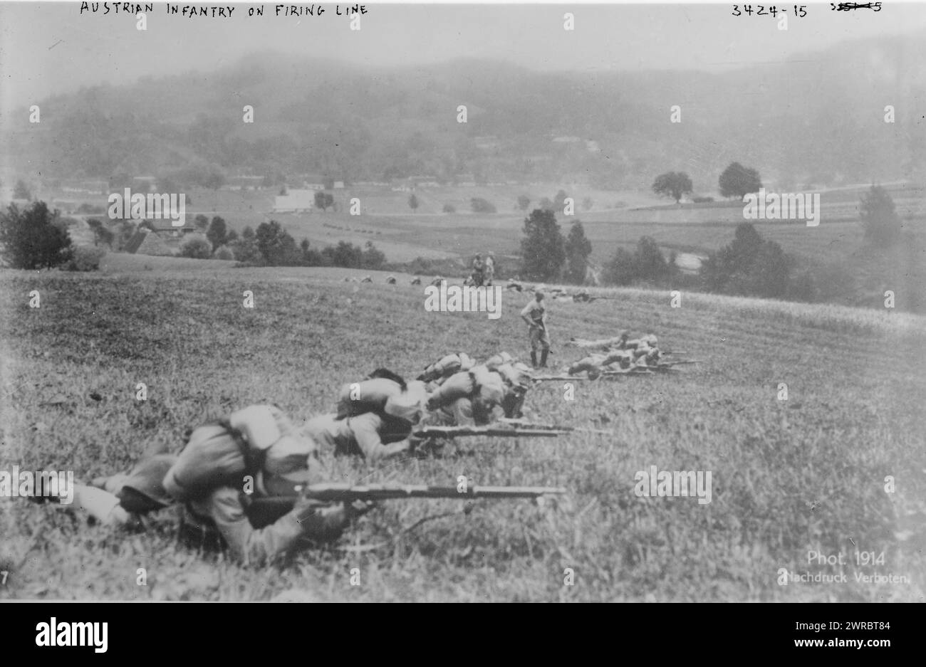 Österreichische Infanterie auf Schusslinie, Foto zeigt österreichische Infanterie-Soldaten mit Gewehren auf einem Feld während des Ersten Weltkriegs, 1914, Weltkrieg, 1914-1918, Glasnegative, 1 negativ: Glas Stockfoto