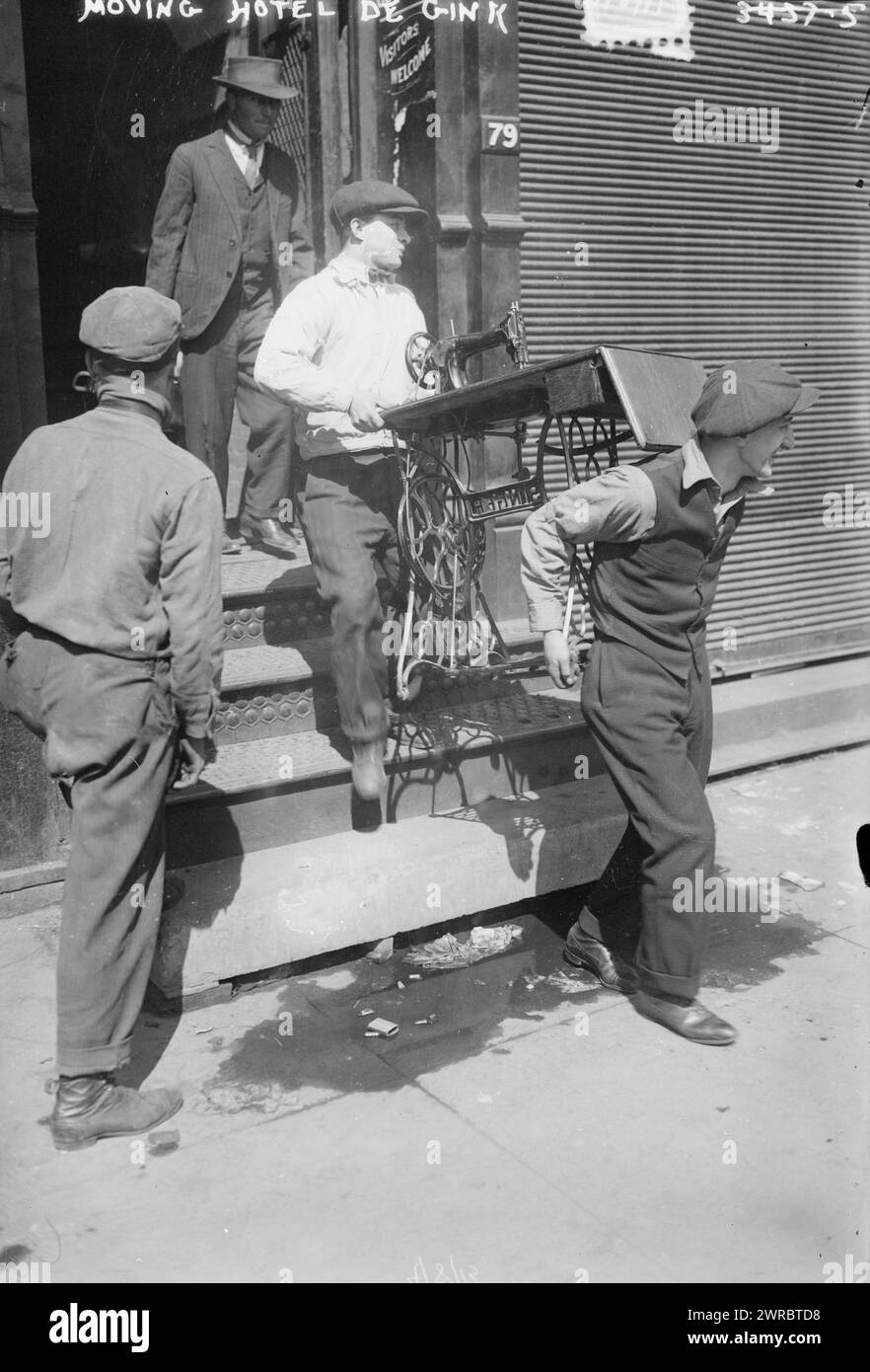 Moving Hotel de Gink, Foto zeigt Männer, die eine Nähmaschine im Hotel de Gink bewegen, einem Hotel für 'Hobos' und Wanderarbeiter in Centre and Worth Street, The Bowery, New York City., 8. April 1915, Glass negative, 1 negativ: Glas Stockfoto