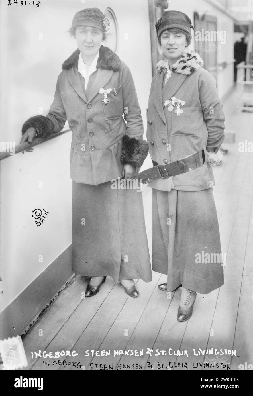 Ingeborg Steen Hansen & St. Clair Livingston, Foto zeigt Ingeborg Steen Hansen und St. Clair Livingston, Krankenschwestern in Serbien während des Ersten Weltkriegs Die Medaillen, die sie tragen, wurden ihnen von König Peter von Serbien verliehen., 3. April 1915, Glass negative, 1 negative: Glass Stockfoto