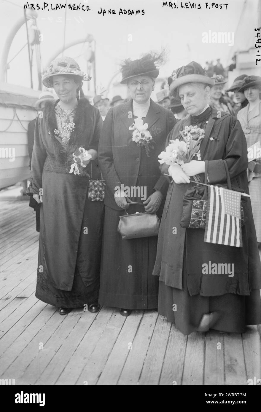 Frau P. Lawrence, Jane Addams, Frau Lewis F. Post, Foto zeigt die englische Feministin und Friedensaktivistin Emmeline Pethick-Lawrence (1867–1954), die Sozialaktivistin Jane Addams (1860–1935) und die Herausgeberin und Aktivistin Alice Thacher Post (1853–1947). Die Frauen waren Mitglieder der Womans Peace Party und verlassen New York im April 1915 an Bord der Noordam zwischen ca. 1910 und ca. 1915, Glasnegative, 1 negativ: Glas Stockfoto