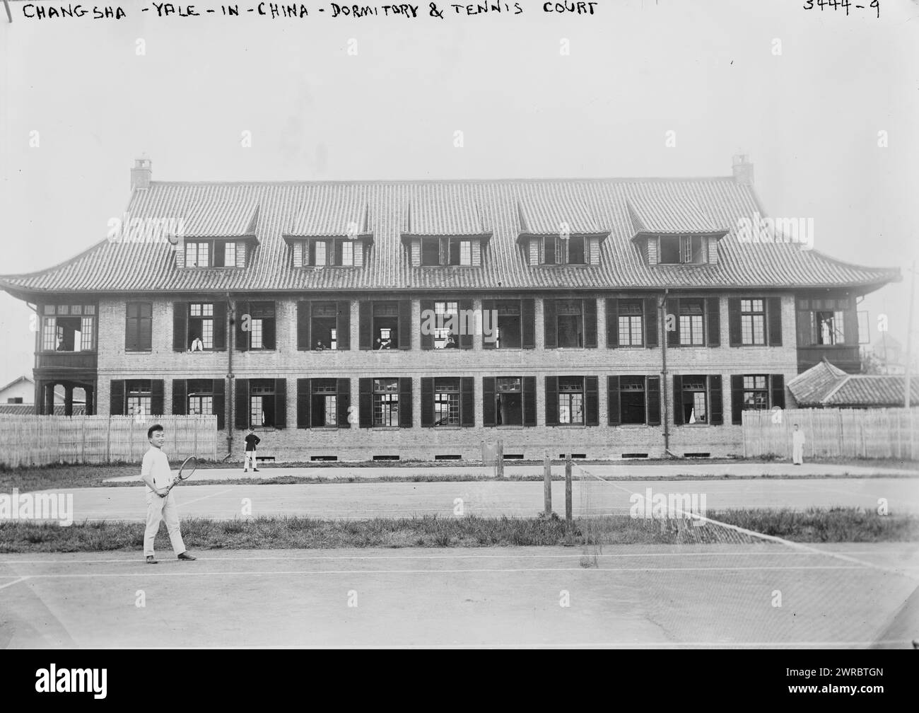 Chang Sha, Yale-in-China - Schlafsaal und Tennisplatz, zwischen ca. 1910 und ca. 1915, Glasnegative, 1 negativ: Glas Stockfoto