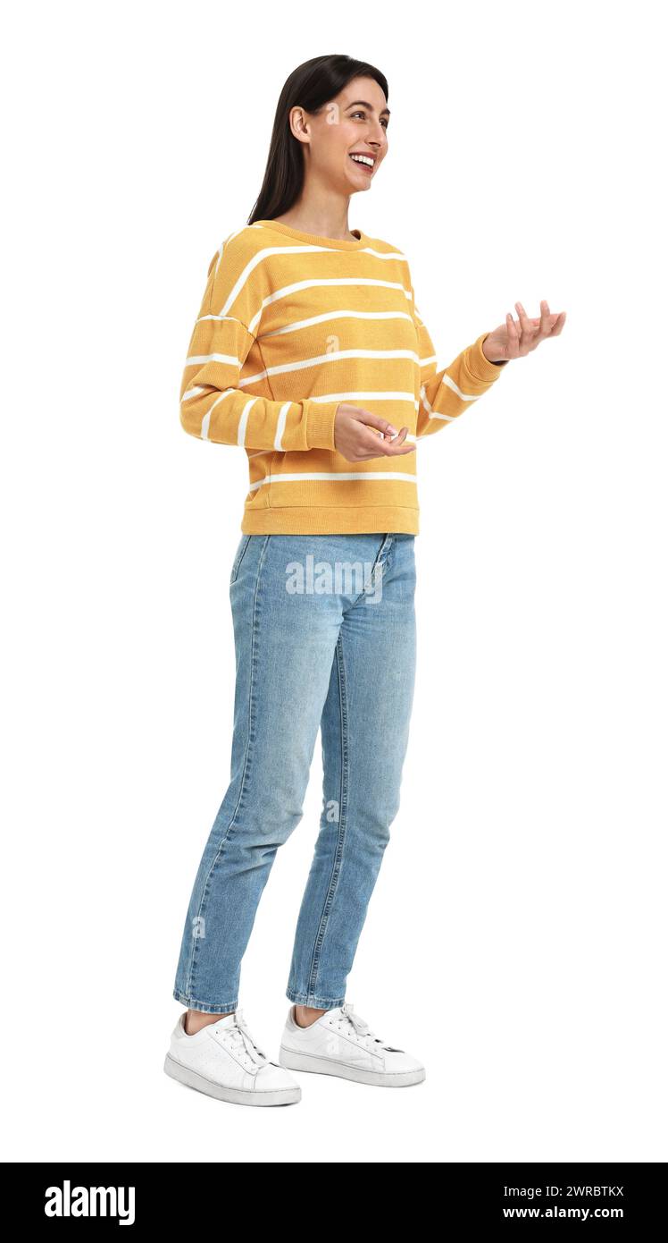 Glückliche Frau in Jeans und Pullover auf weißem Hintergrund Stockfoto