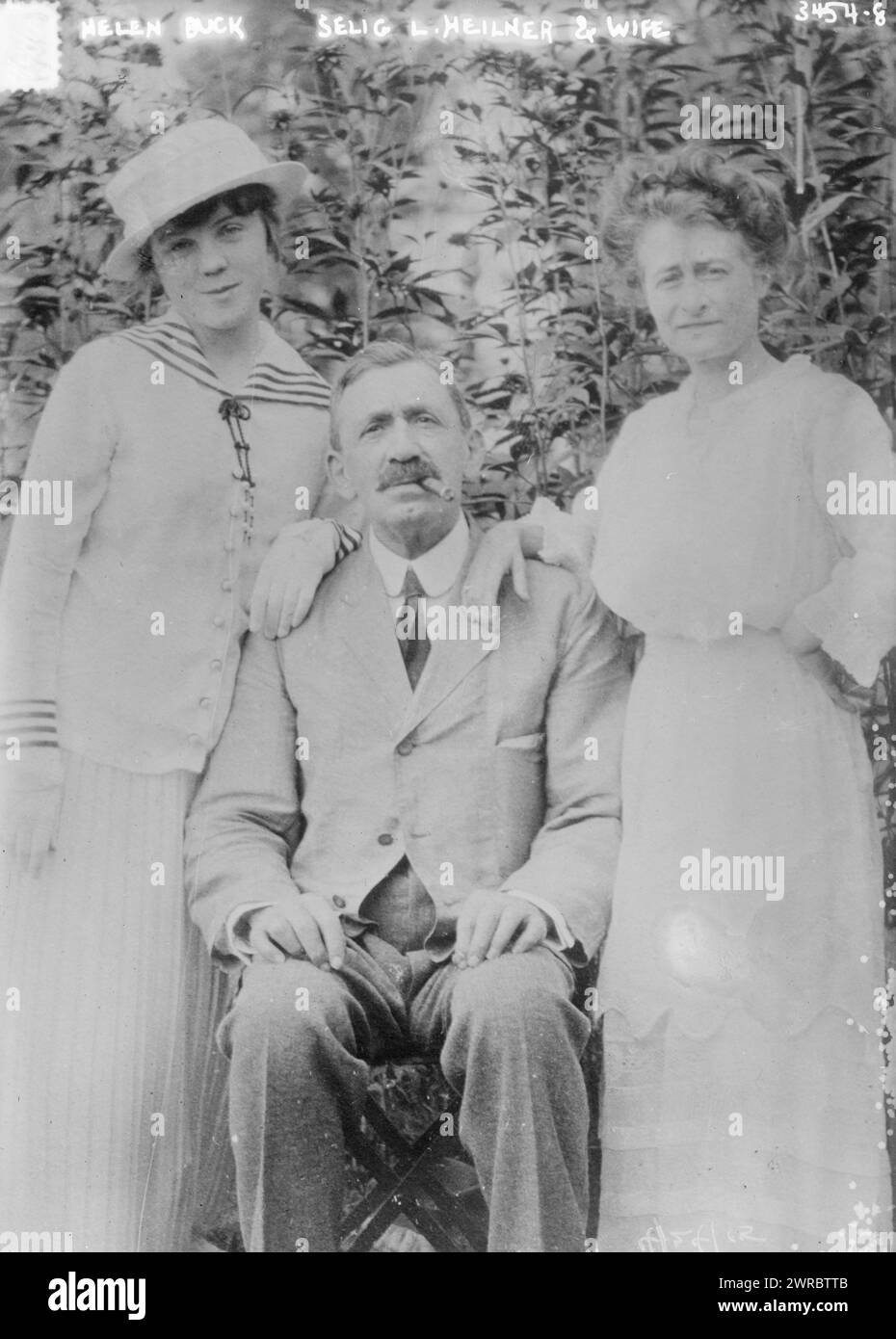 Helen Buck, Selig L. Heilner und Ehefrau, Foto zeigt Seligman L. Heilner, Präsident der Princess Corset Company, mit seiner Frau Julia und ihrer Begleiterin Helen Buck. Im April 1915 wurde Julia von Joseph Hanel, dem Butler der Familie, ermordet., 24. April 1915, Glass negative, 1 negative: Glass Stockfoto