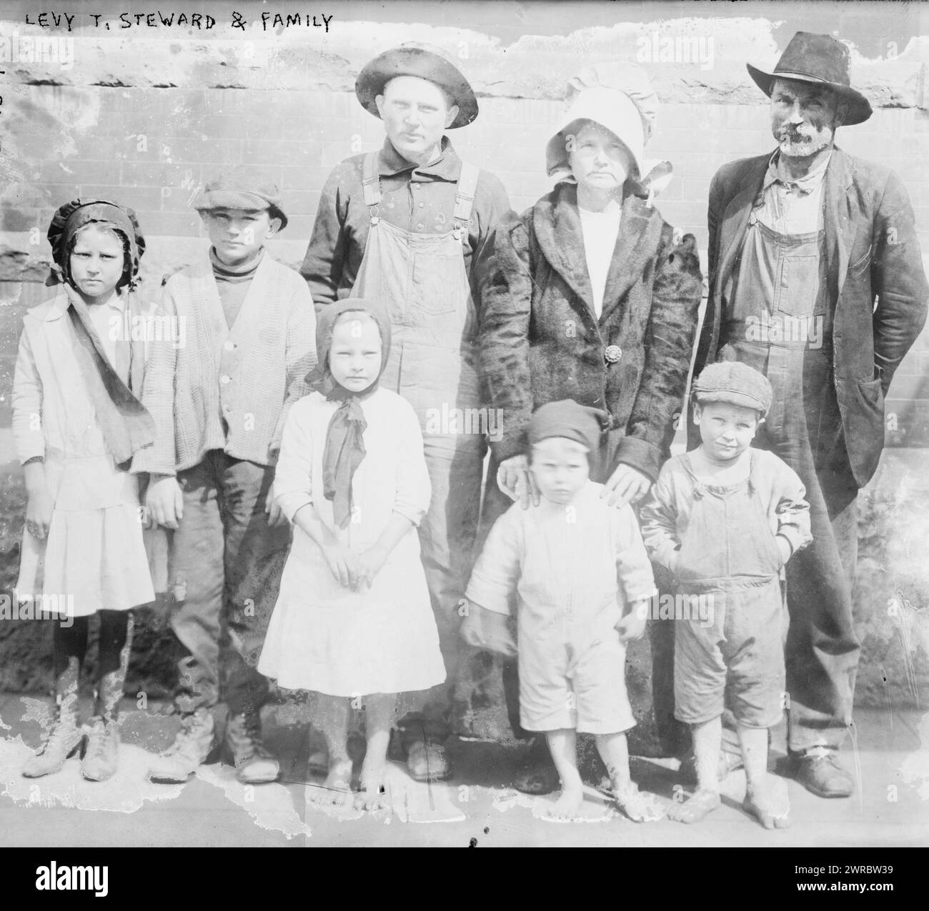 Levy T. Steward, d. h. Levi Thomas Stewart und Familie, Foto zeigt den Pächter Levi Thomas Stewart, seine Frau Beulah Stewart und seine Kinder, die WHO sagte bei einer Anhörung über Agrarfragen vor der Walsh Commission (Commission on Industrial Relations) in Dallas, Texas am 17. März 1915 aus., 1915. März, Glass negative, 1 negative: Glass Stockfoto