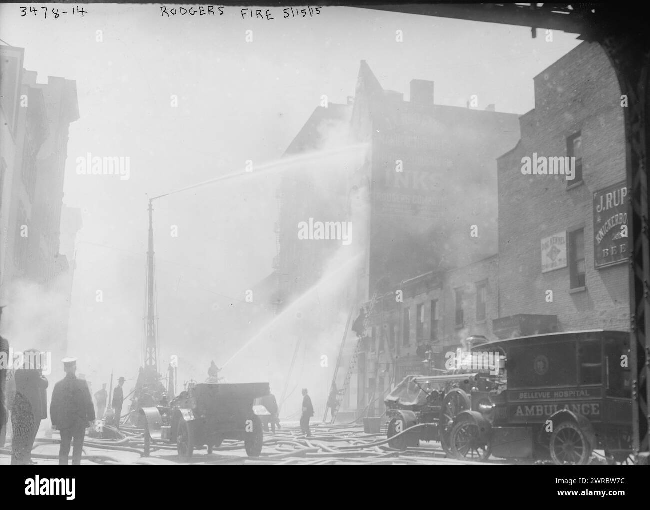 Rogers/Rodgers Fire, 15.05.15, Foto zeigt einen Krankenwagen des 'Bellevue Hospital' am Brandort., 15.05.15, Glasnegative, 1 negativ: Glas Stockfoto