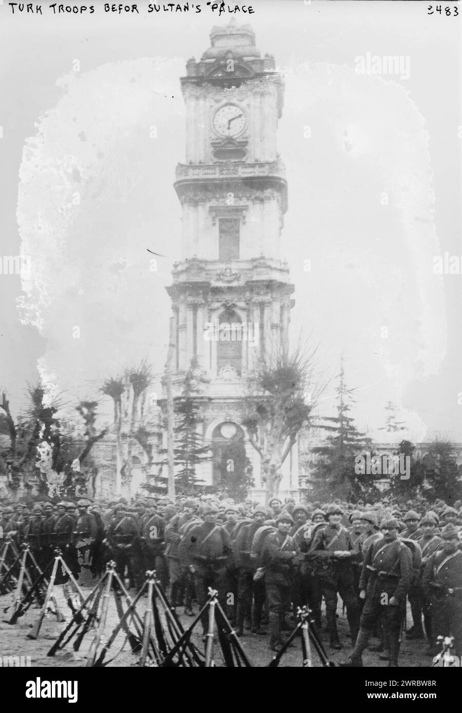 Turk. Truppen vor dem Sultanspalast, Foto zeigt osmanische türkische Truppen vor dem Dolmabahce-Uhrturm, Istanbul, Türkei., 2. Juni 1915, Glasnegative, 1 negativ: Glas Stockfoto