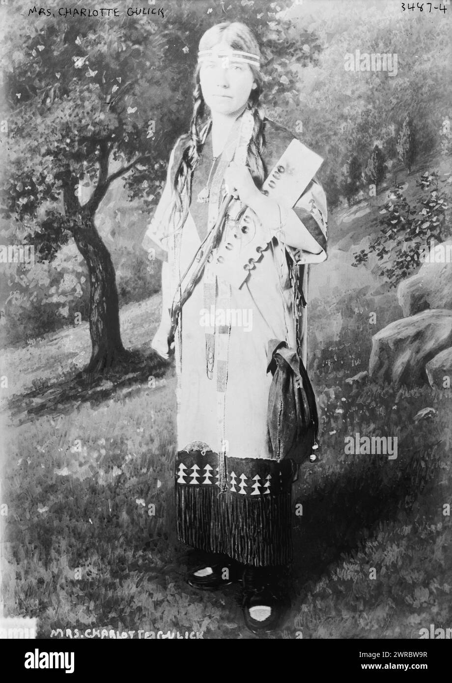 Frau Charlotte Gulick, indianische Kleidung, Foto zeigt Charlotte Vetter Gulick (1865–1938), die mit ihrem Mann Dr. Luther Halsey Gulick (1865–1918) 1910 die Campfire Girls gründete. 1910 und ca. 1915, Glasnegative, 1 negativ: Glas Stockfoto