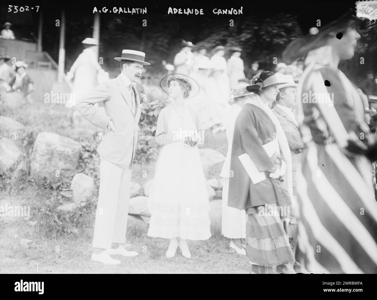 A.G. d. h. A. E. Gallatin, Adelaide Cannon, Foto zeigt Kunstsammler und Maler Albert Eugene Gallatin (1881–1952) mit Miss Adelaide Cannon, der Tochter von Mrs. Theodore P. Frelinghuysen und Henry Le Grand Cannon., 18. August 1915, Glasnegative, 1 negativ: Glas Stockfoto