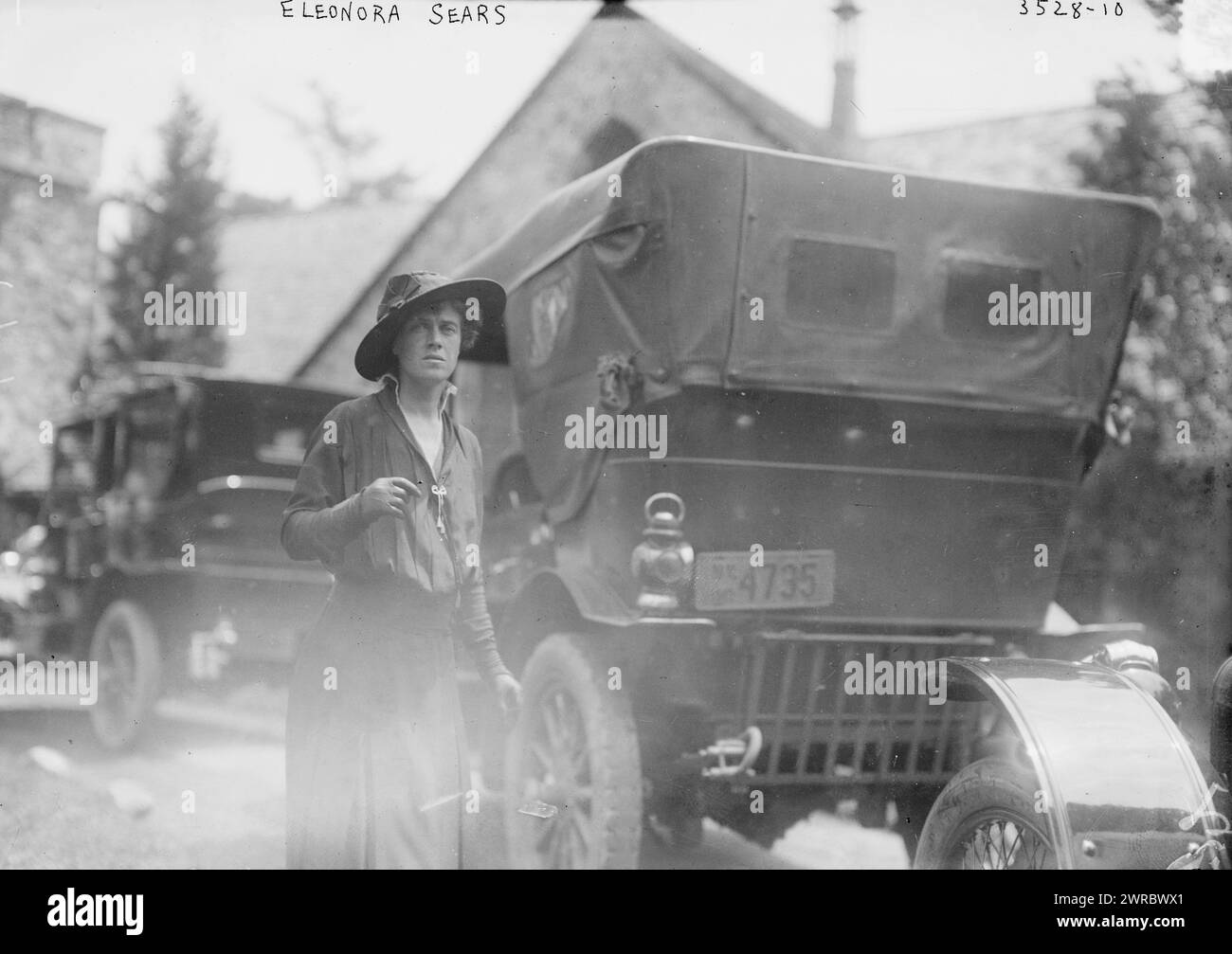 Eleonora Sears, Foto zeigt die Athletin Eleonora Randolph Sears (1881-1968) bei der Hochzeit von Kathryn N. Steele und F. S. von Stade, die am 26. Juni 1915 in der Advent Church in Westbury, Long Island stattfand., 26. Juni 1915, Glasnegative, 1 negativ: Glas Stockfoto