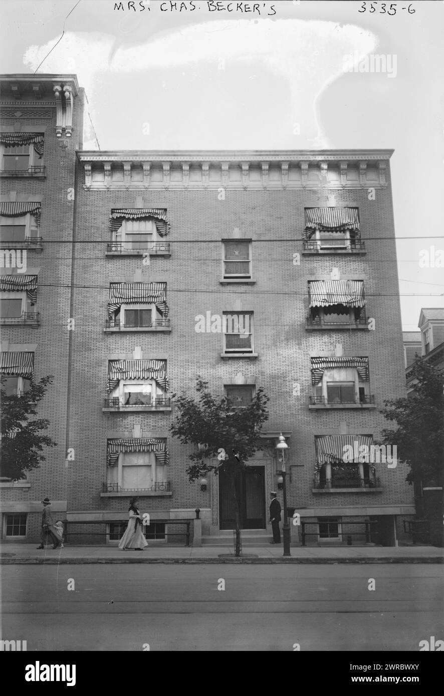 Frau Chas. Das Foto von Charles Becker zeigt Helen Beckers Haus in der Bronx, New York City, an der 2291 University Avenue, zwischen ca. 1910 und ca. 1915, Glasnegative, 1 negativ: Glas Stockfoto