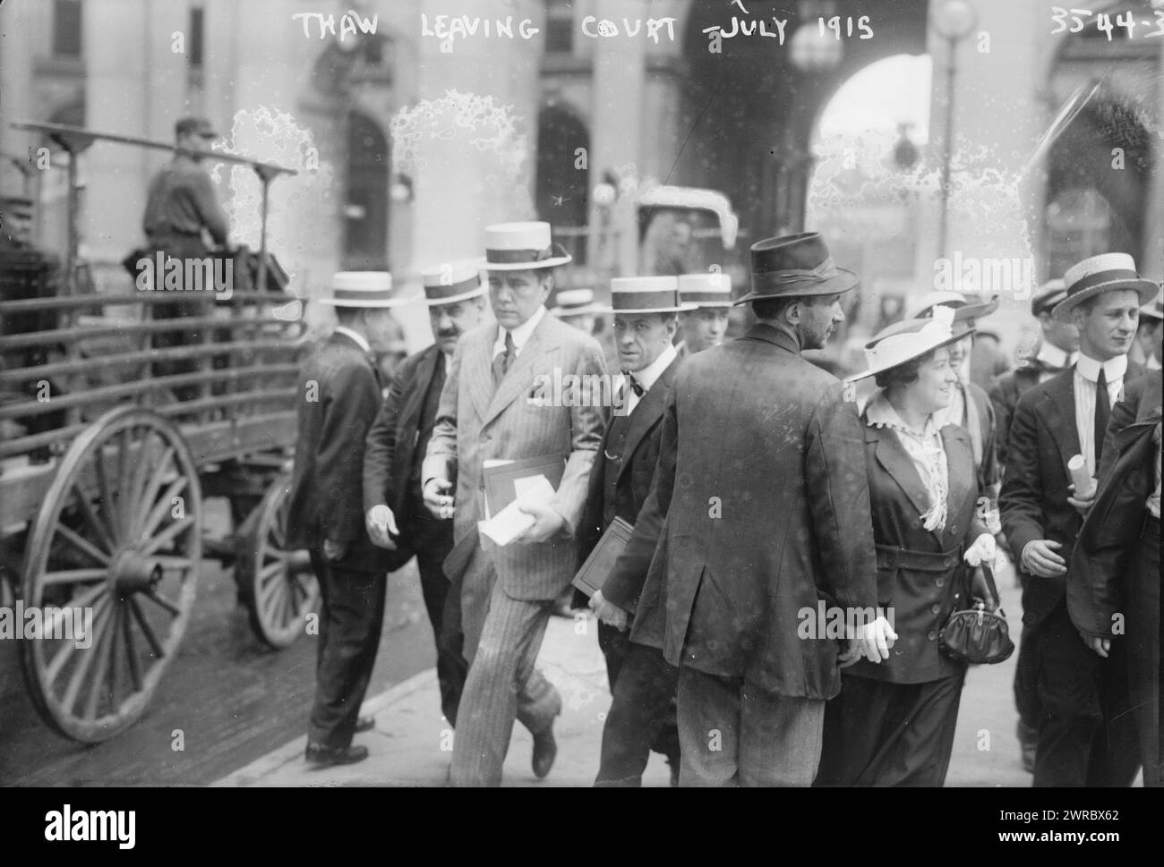 Tau Leaving Court, Juli 1915, Foto zeigt Harry Kendall Tau (1871-1947) während des Geschworensprozesses zur Frage seiner Vernunft., 1915 Juli, Glass negative, 1 negativ: Glass Stockfoto