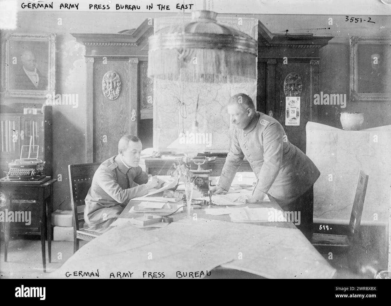 Pressebüro der Deutschen Armee im Osten, Foto zeigt deutsche Soldaten an einem großen Tisch in einem Pressebüro während des Ersten Weltkriegs, zwischen 1914 und ca. 1915, Weltkrieg, 1914-1918, Glasnegative, 1 negativ: Glas Stockfoto