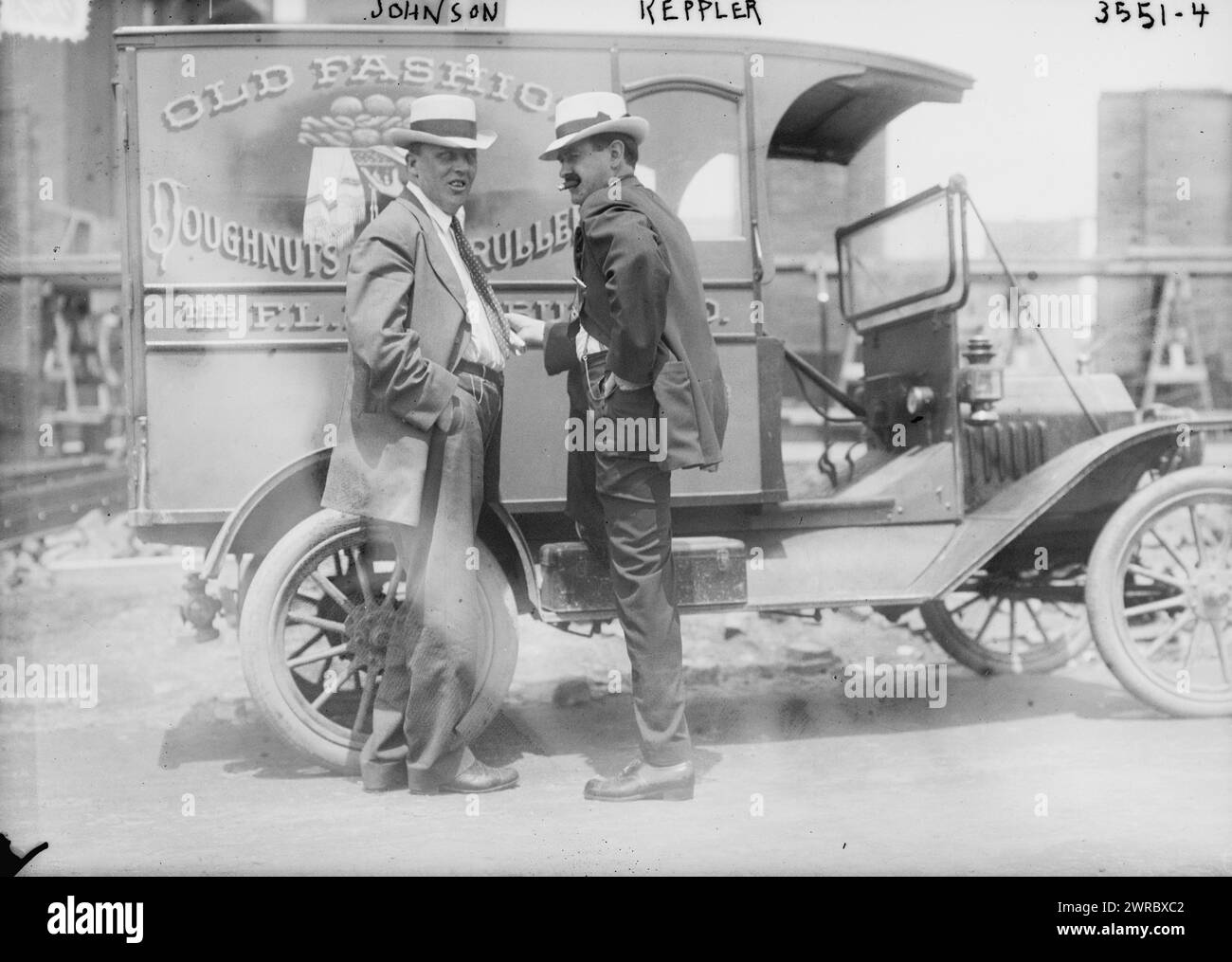 Johnson i.e, Johnston, Keppler, Foto zeigt John A. Johnston, First Vice President der International Association of Bridge and Structural Ironworkers Union mit J.J. Keppler, International Vice President der Machinists Union im Jahr 1915 während eines Arbeitsstreiks im Werk Remington-UMC in Bridgeport, Connecticut. Ein Donut- und Cruller-Truck ist im Hintergrund. 1915, Glasnegative, 1 negativ: Glas Stockfoto