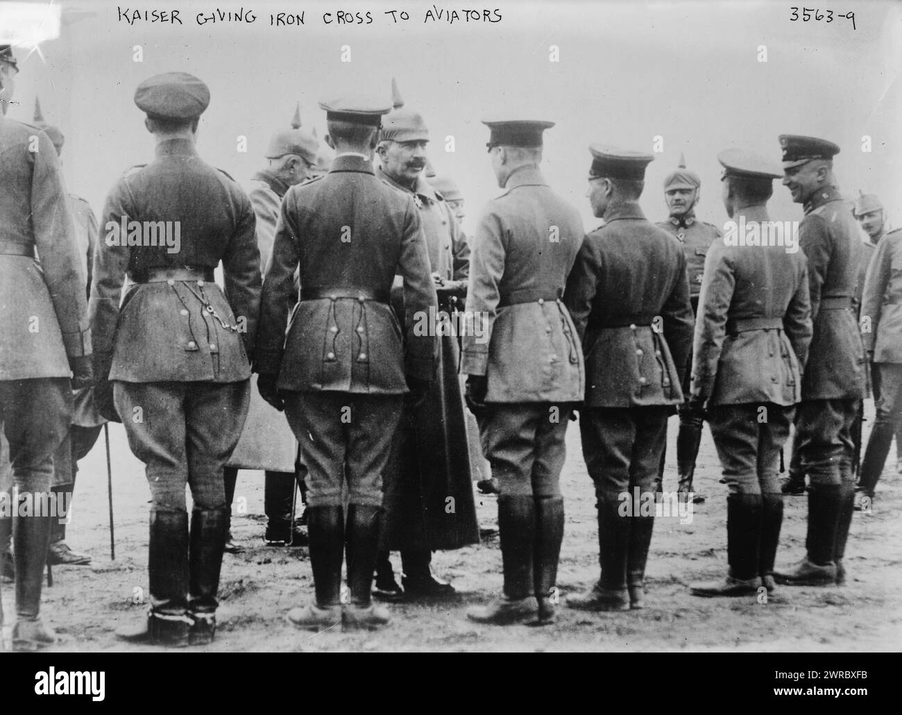 Kaiser gibt Fliegerkreuz, Foto zeigt Kaiser Wilhelm II. Von Deutschland (1859–1941), der während des Ersten Weltkriegs zwischen 1914 und ca. 1989 Eisenkreuzmedaille an Flieger vergab. 1915, Weltkrieg, 1914-1918, Glasnegative, 1 negativ: Glas Stockfoto