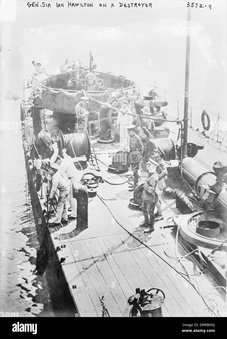 Sir Ian Hamilton auf einem Zerstörer, Foto zeigt Sir Ian Standish Monteith Hamilton (1853–1947), einen General der britischen Armee, das Deck eines Schiffes mit anderen, zwischen ca. 1910 und ca. 1915, Weltkrieg, 1914-1918, Glasnegative, 1 negativ: Glas Stockfoto