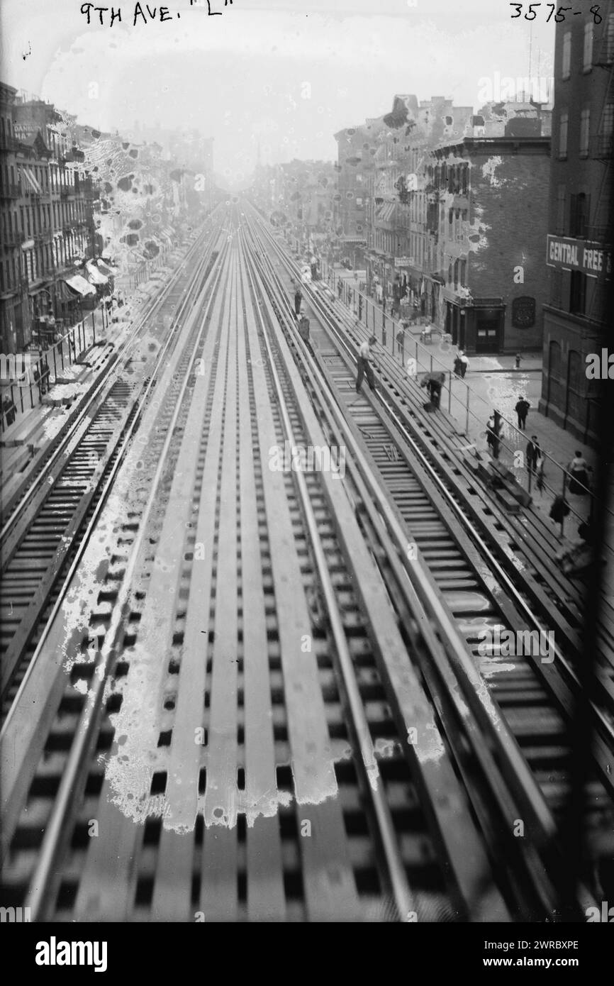9th Ave. Das Foto zeigt die Schnellspuren der Ninth Avenue El (Elevated Railway) in New York City. Die Neukonfiguration für Schnellzüge erfolgte im Rahmen einer Systemerweiterung von 1914 bis 1915 zwischen ca. 1910 und ca. 1915, Glasnegative, 1 negativ: Glas Stockfoto
