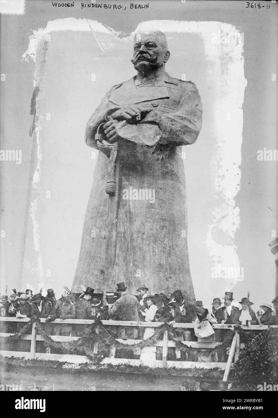 Hölzerne Hindenburg, Berlin, Foto zeigt eine hölzerne Statue des Feldmarschalls von Hindenberg, allgemein bekannt als der Eiserne Hindenberg, die in der Nähe der Siegessäule in Berlin errichtet wurde. Die Statue wurde während des Ersten Weltkriegs geschaffen und am 4. September 1915 enthüllt., 1915. September 4, Glass negative, 1 negative: Glass Stockfoto