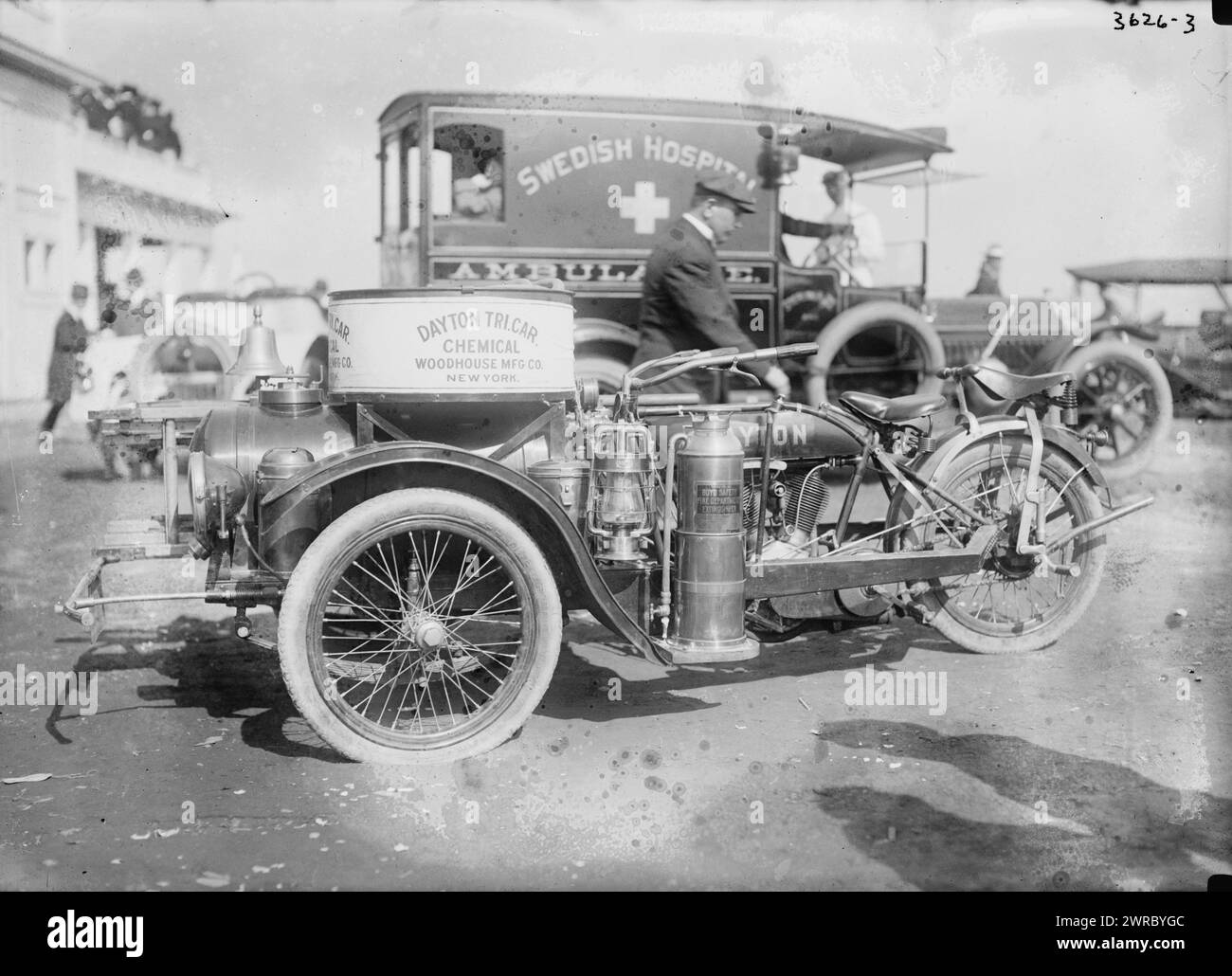 Dayton Tri-Car Chemical Engine, Foto zeigt das Feuerwehrauto und den Krankenwagen des schwedischen Krankenhauses, der sich auf der Rückseite des Richterstandes auf der Sheepshead Bay Racetrack, Brooklyn, New York befindet. 1910 und ca. 1915, Glasnegative, 1 negativ: Glas Stockfoto