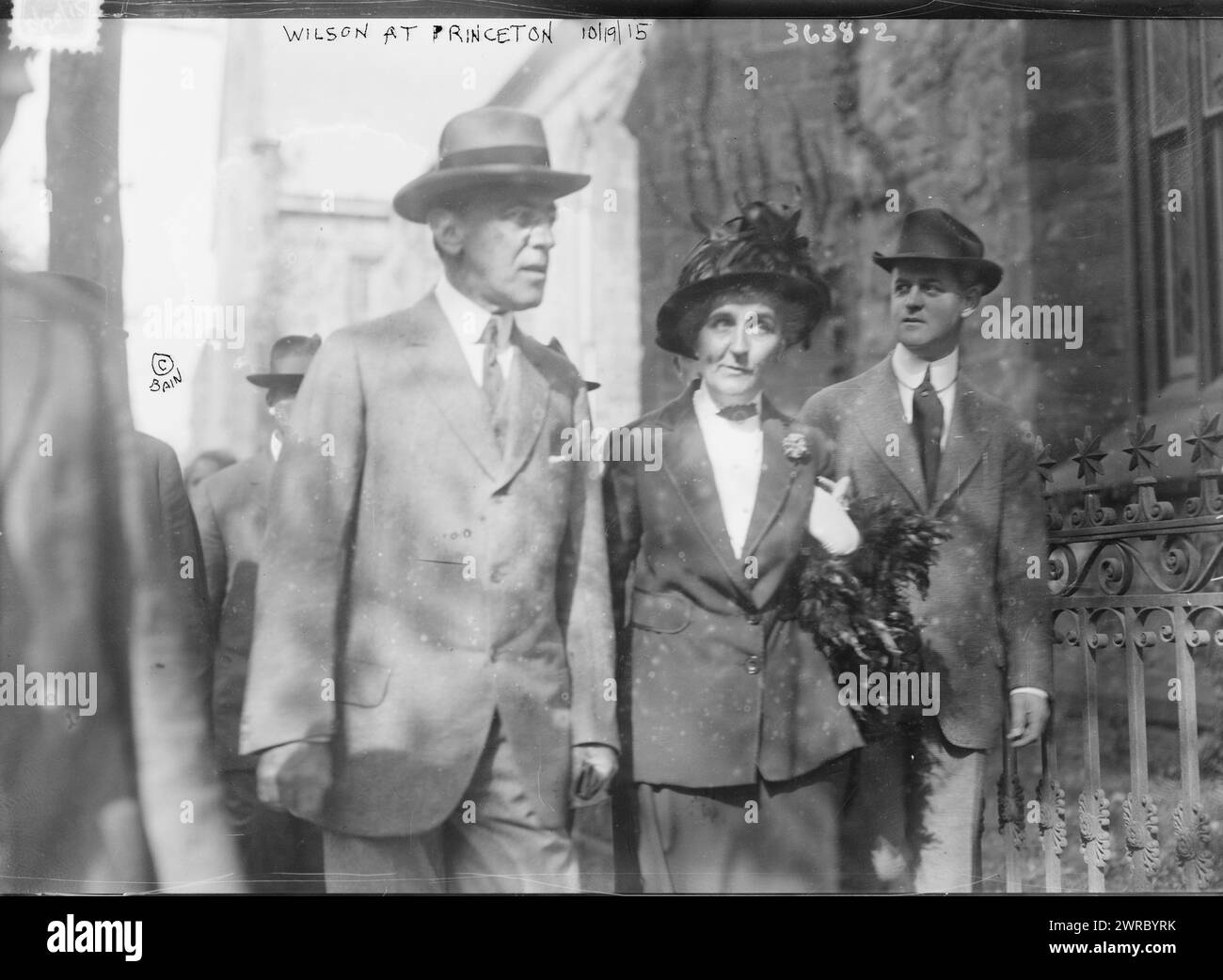 Wilson in Princeton, das Foto zeigt Präsident Woodrow Wilson (1856–1924) mit Philena Fobes Fine in Princeton, New Jersey, wo er am 19. Oktober 1915 eine Stimme für das Frauenwahlrecht-Amendment abgab. Philena Fine war die Ehefrau des Professors Henry B. Fine an der Princeton University. Wilson ging nach der Wahl zu ihrem Haus zum Tee., 19. Oktober 1915, Glass negative, 1 negative: Glass Stockfoto